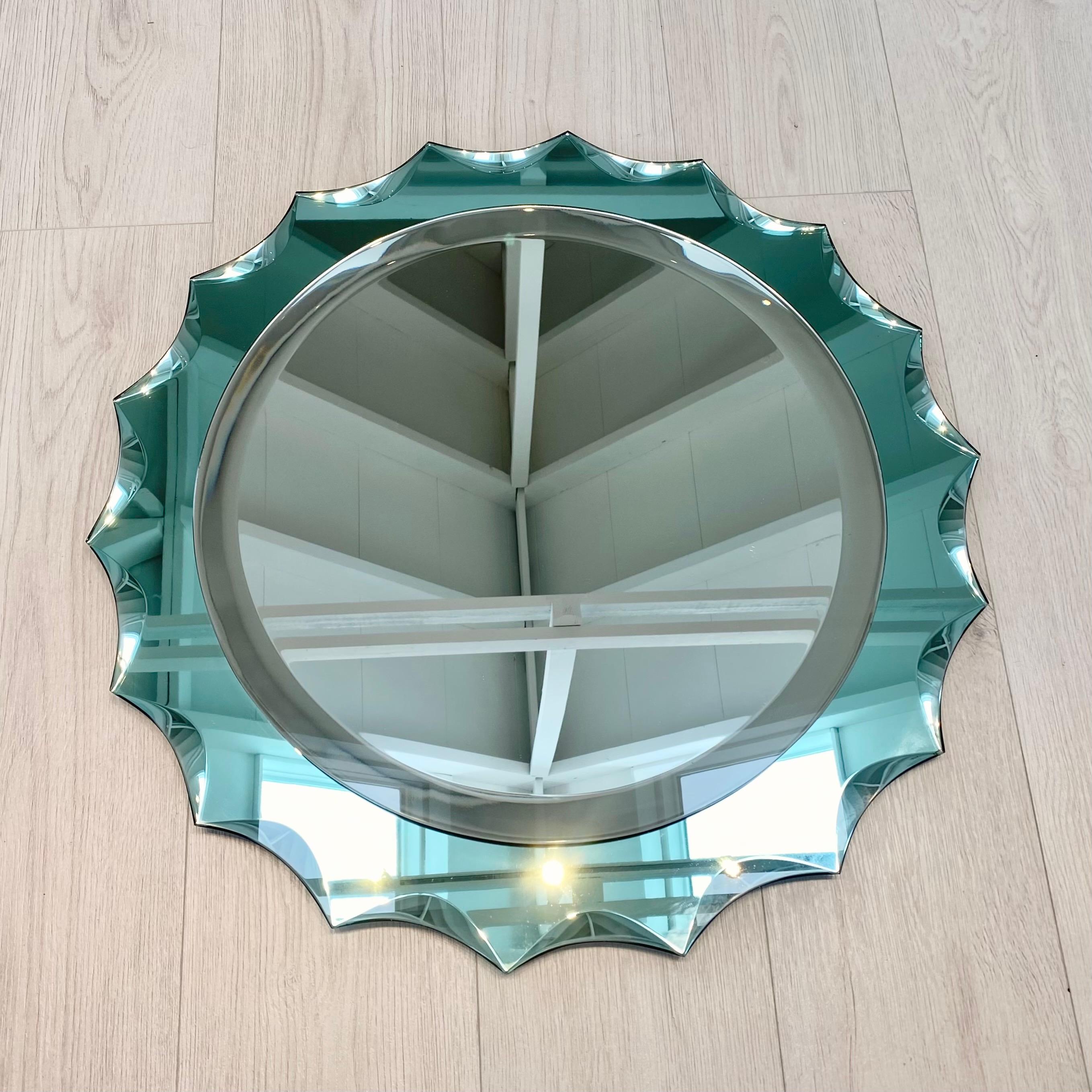 Ilumina cualquier espacio con este deslumbrante espejo italiano diseñado por Antonio Lupi, alias Cristal Lupi Luxor. En un precioso color turquesa, este espejo brilla como el mar en un día soleado, su superficie resplandece con la luz reflejada. Los