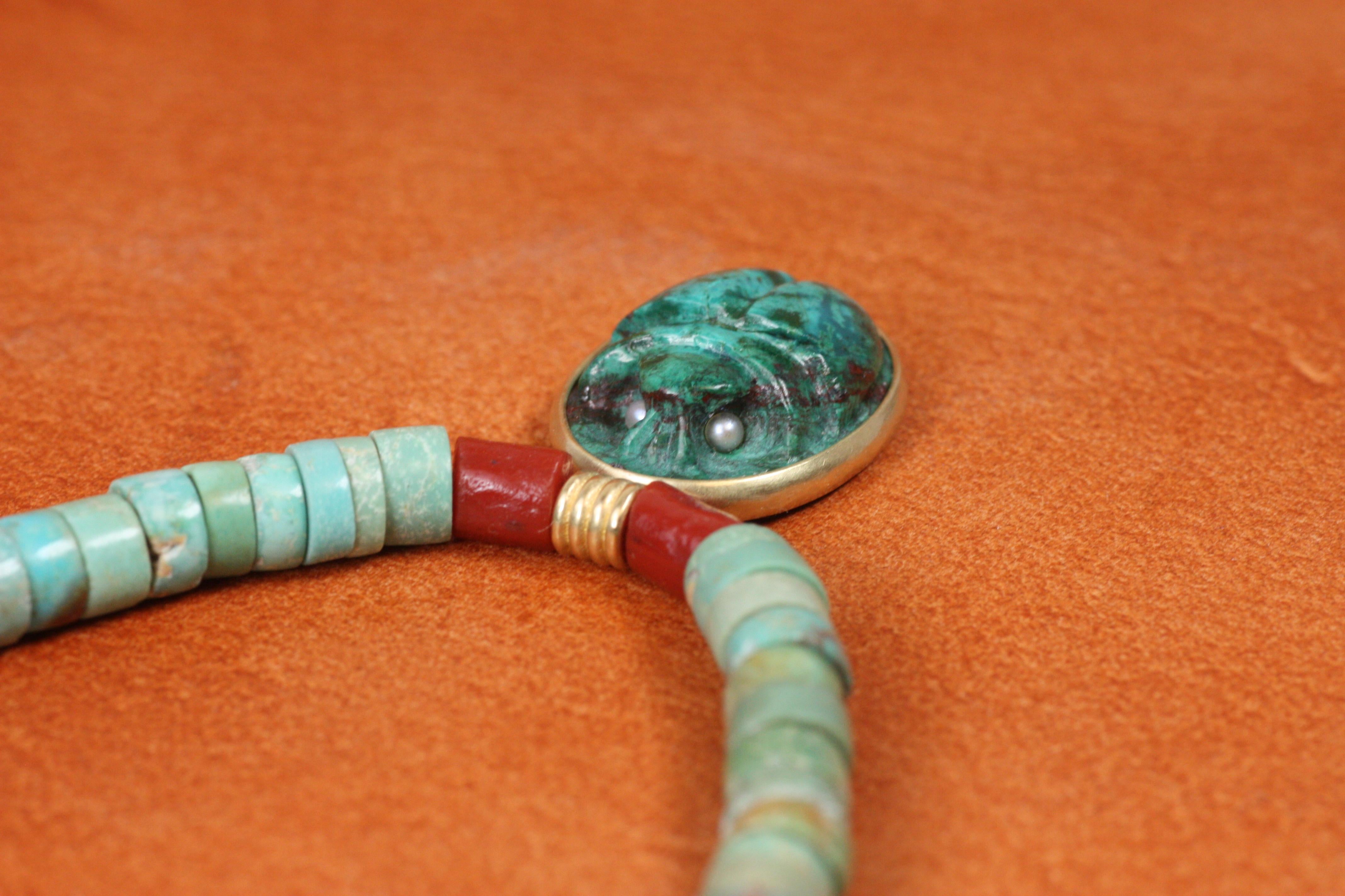 Turquoise Scarab, Gold Nugget, Coral Necklace – Egyptian Revival, Yellow Gold im Angebot 1