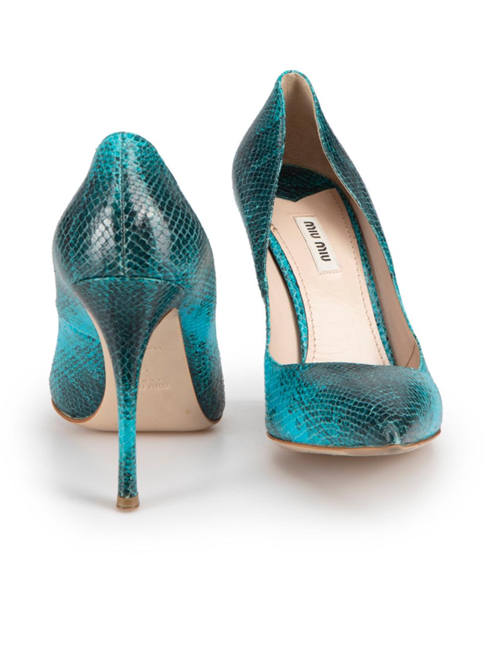 Turquoise Snakeskin Pointed Toe Pumps Size IT 41 In Good Condition For Sale In London, GB