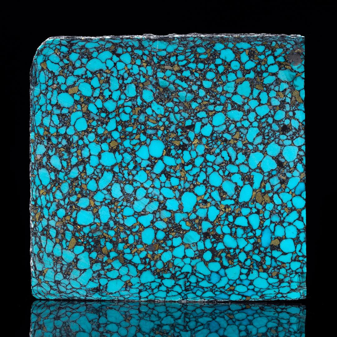 Questo splendido esemplare di turchese presenta una vibrante matrice blu intrecciata con scintillanti puntini dorati, creando un contrasto unico e ipnotico. Le inclusioni dorate, forse pirite, aggiungono un tocco di lusso e intrigo a questo pezzo
