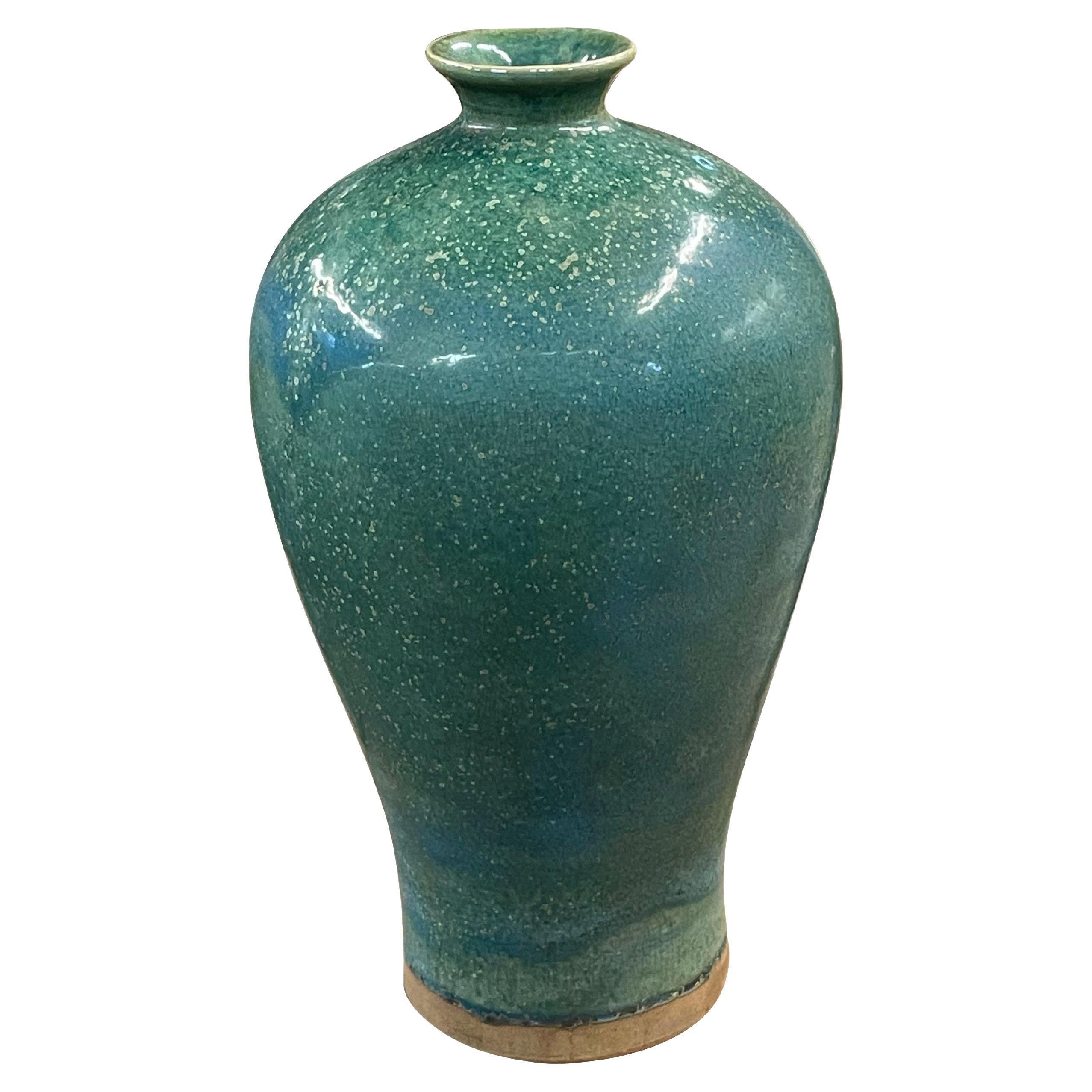 Zeitgenössische chinesische türkisfarbene Keramikvase mit dekorativer gesprenkelter Glasur.
Kann Wasser aufnehmen.
Teil einer großen Sammlung.