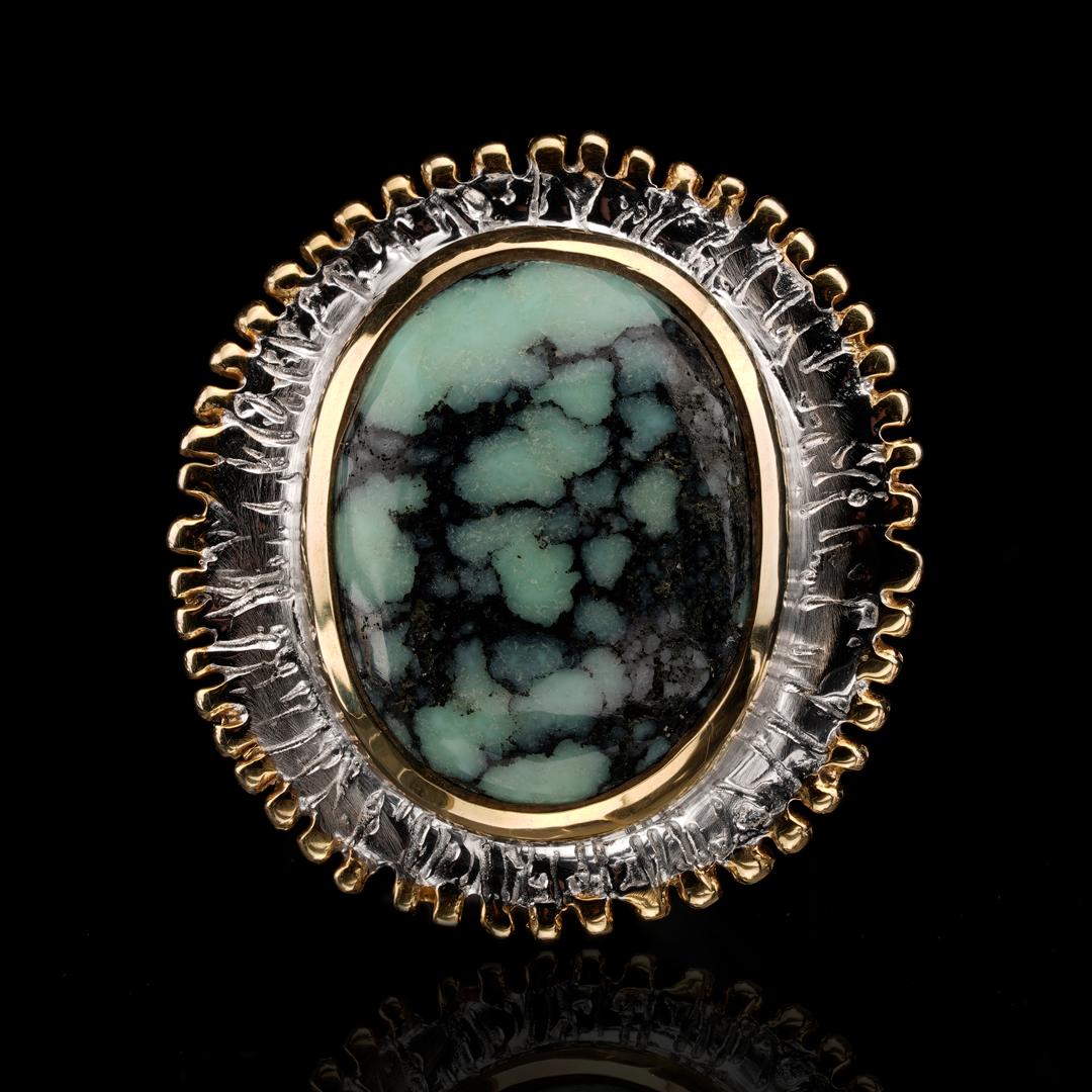 This energetic ring features a marbled hand-polished turquoise cabochon surrounded by a fringed or spoked pattern wrought in sterling silver. The setting is ornamented with gold leaf for a touch of decadence.
We resize within 10 business days for a