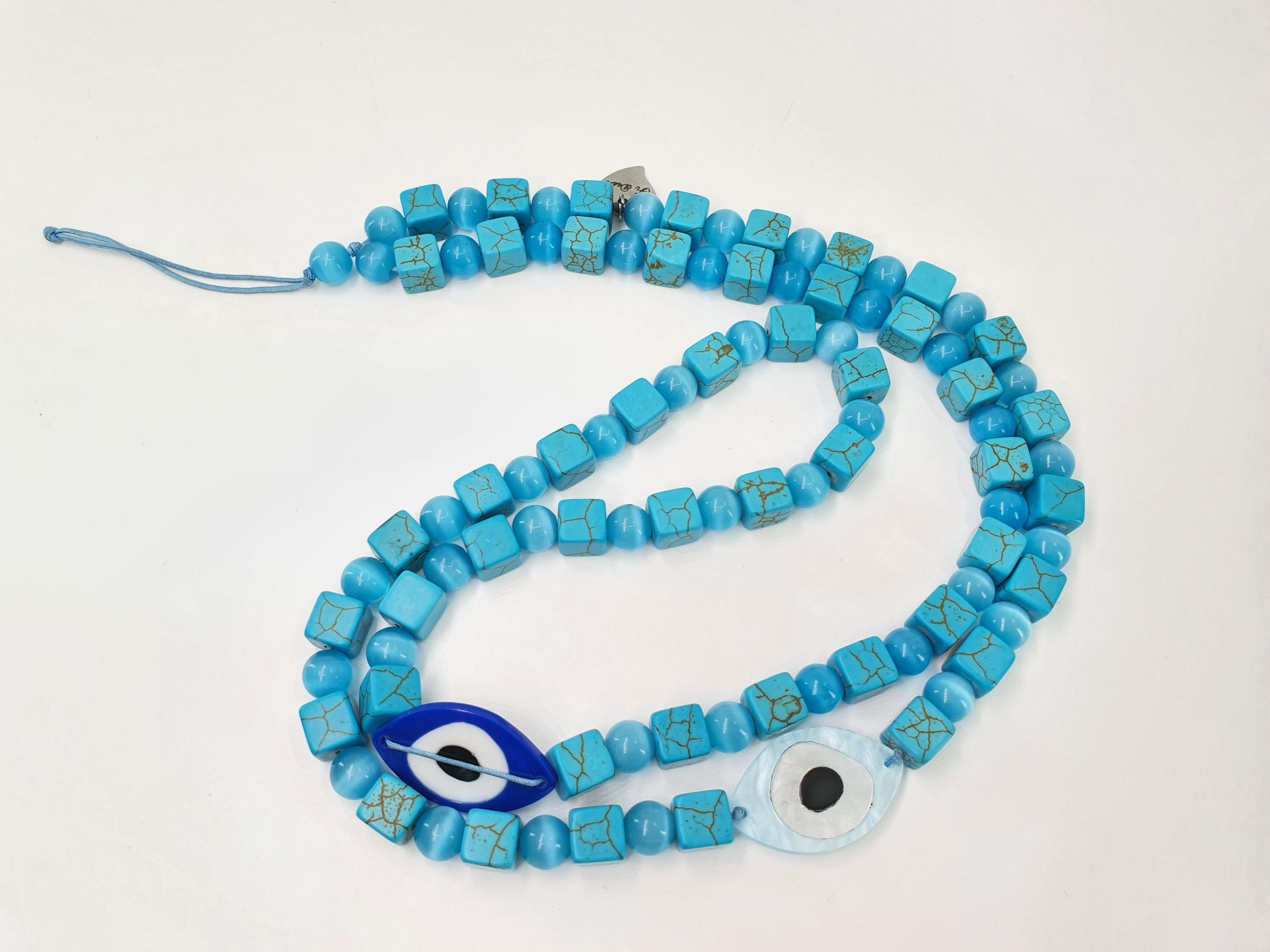 Bracelet en perles carrées turquoise et Howlite et œil de chat bleu avec 2 breloques Neuf - En vente à Montreux, VD