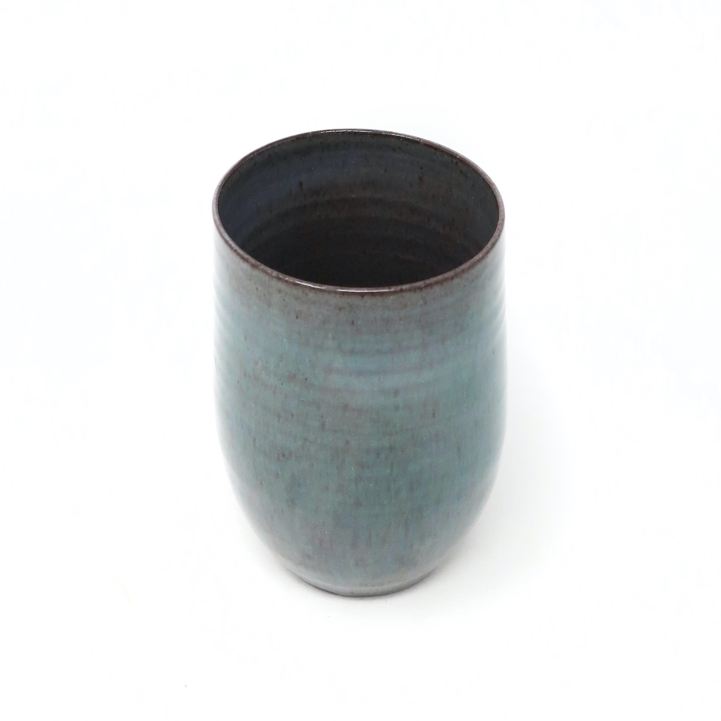 20ième siècle Tasse en poterie de studio turquoise d'Evans & Mary Scheier en vente