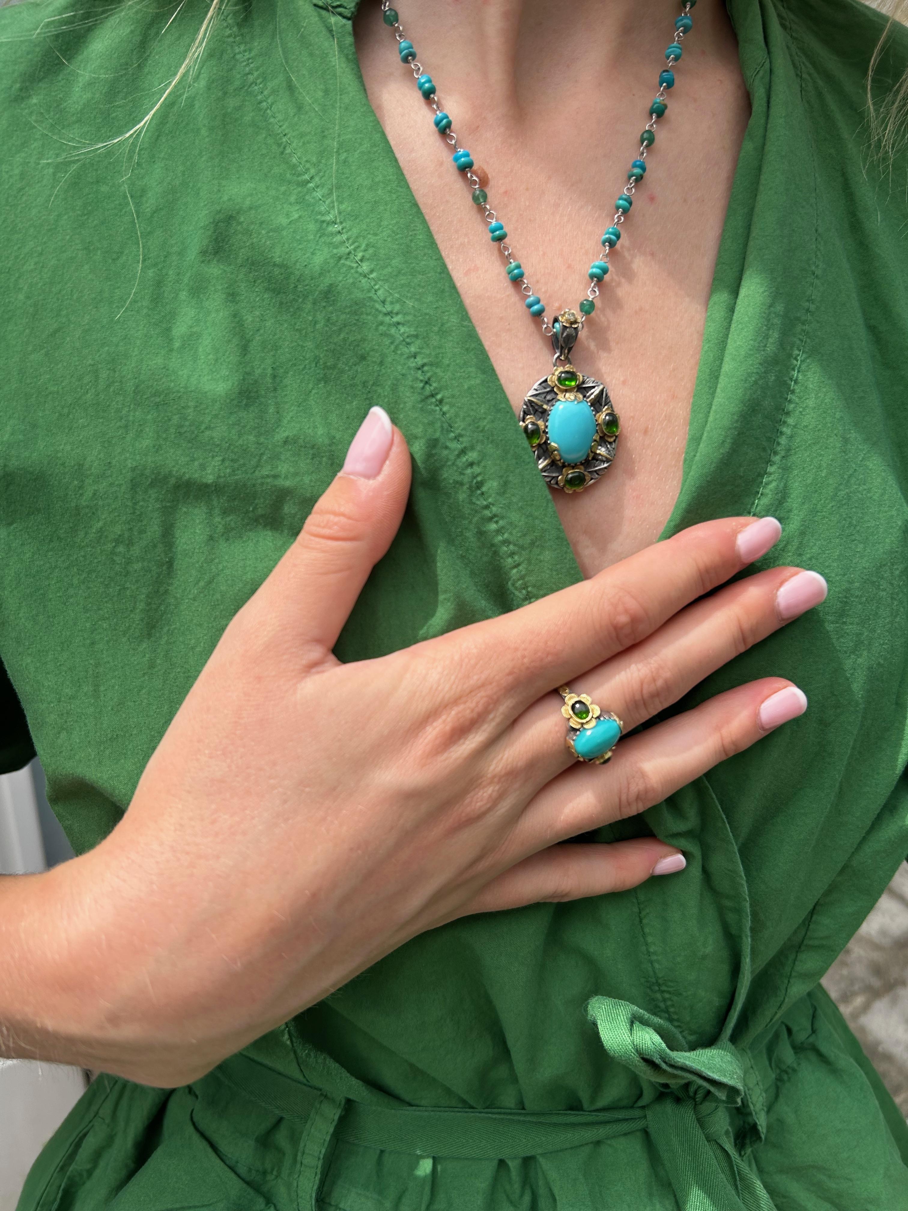 Cabochon Anello con tormalina turchese in argento e oro 18 carati in vendita
