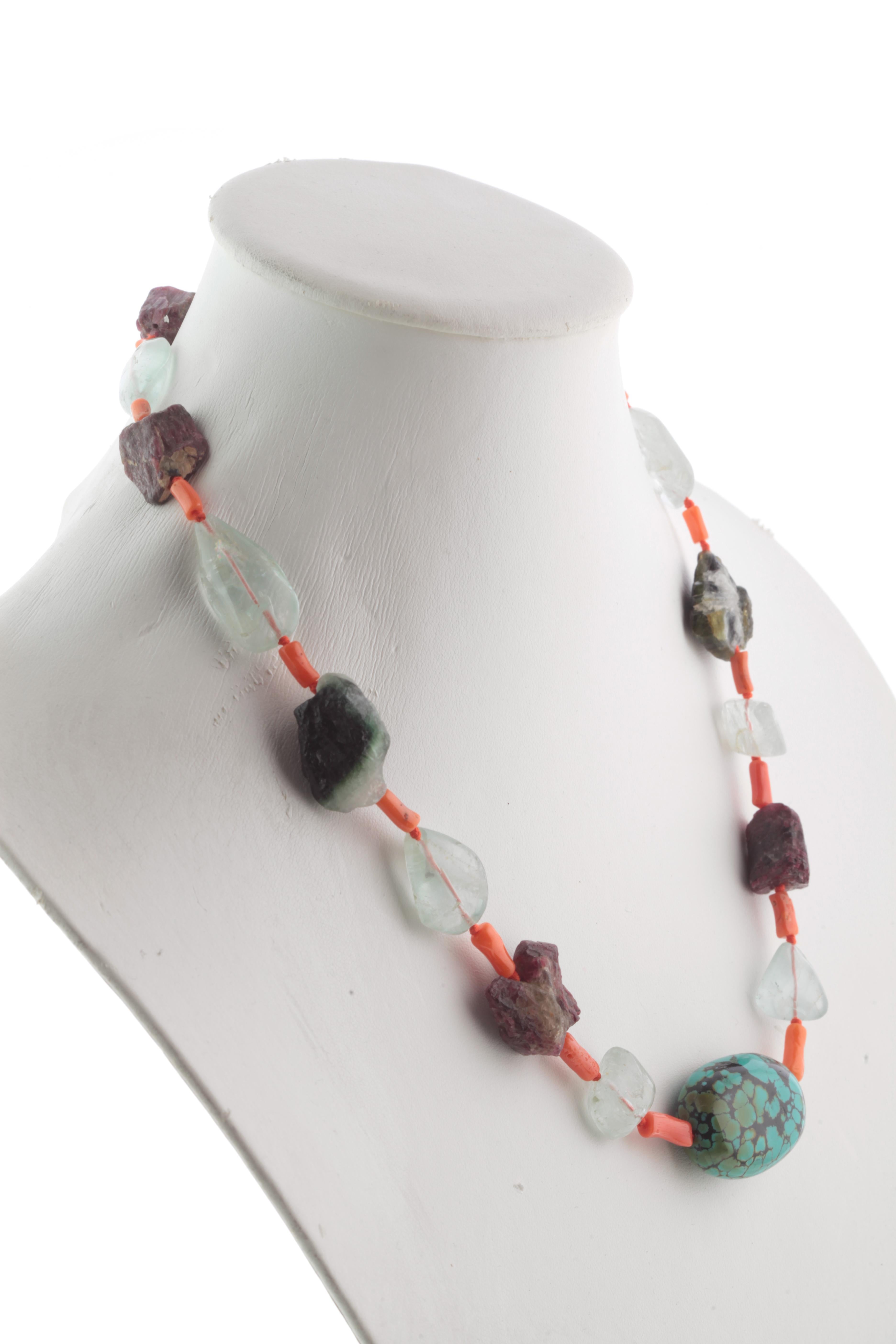 Collana a girocollo luminosa, sontuosa e mozzafiato con pietre di Turchese, Tormalina, Corallo e Acquamarina. Gioielli astratti in argento 925 ispirati alla bellezza della diversità, dell'asimmetria e del colore. Un capolavoro straordinario con una