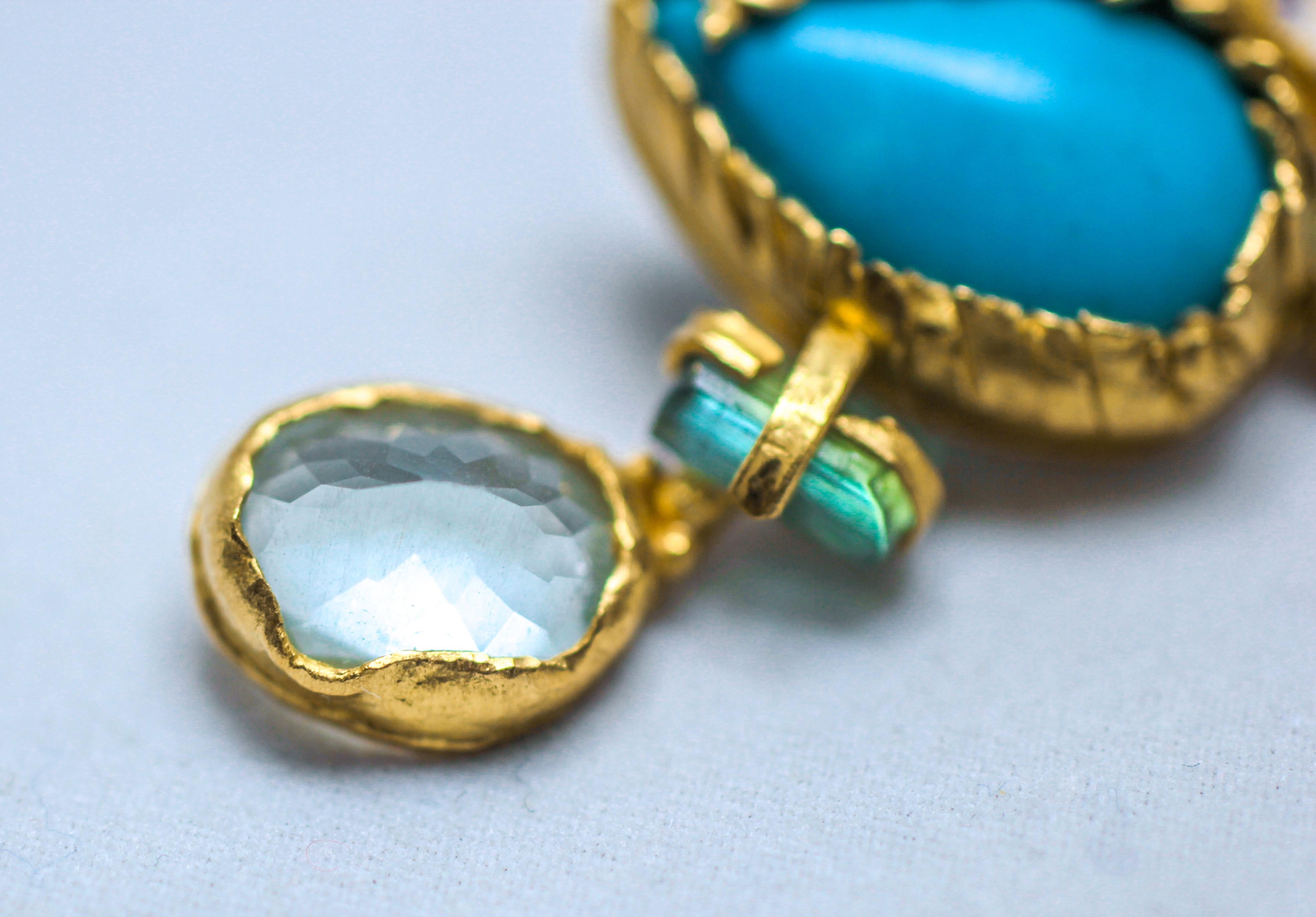 Taille cabochon Pendants d'oreilles organiques faits main en or 22k-21k avec cristaux de tourmaline turquoise et tourmaline en vente