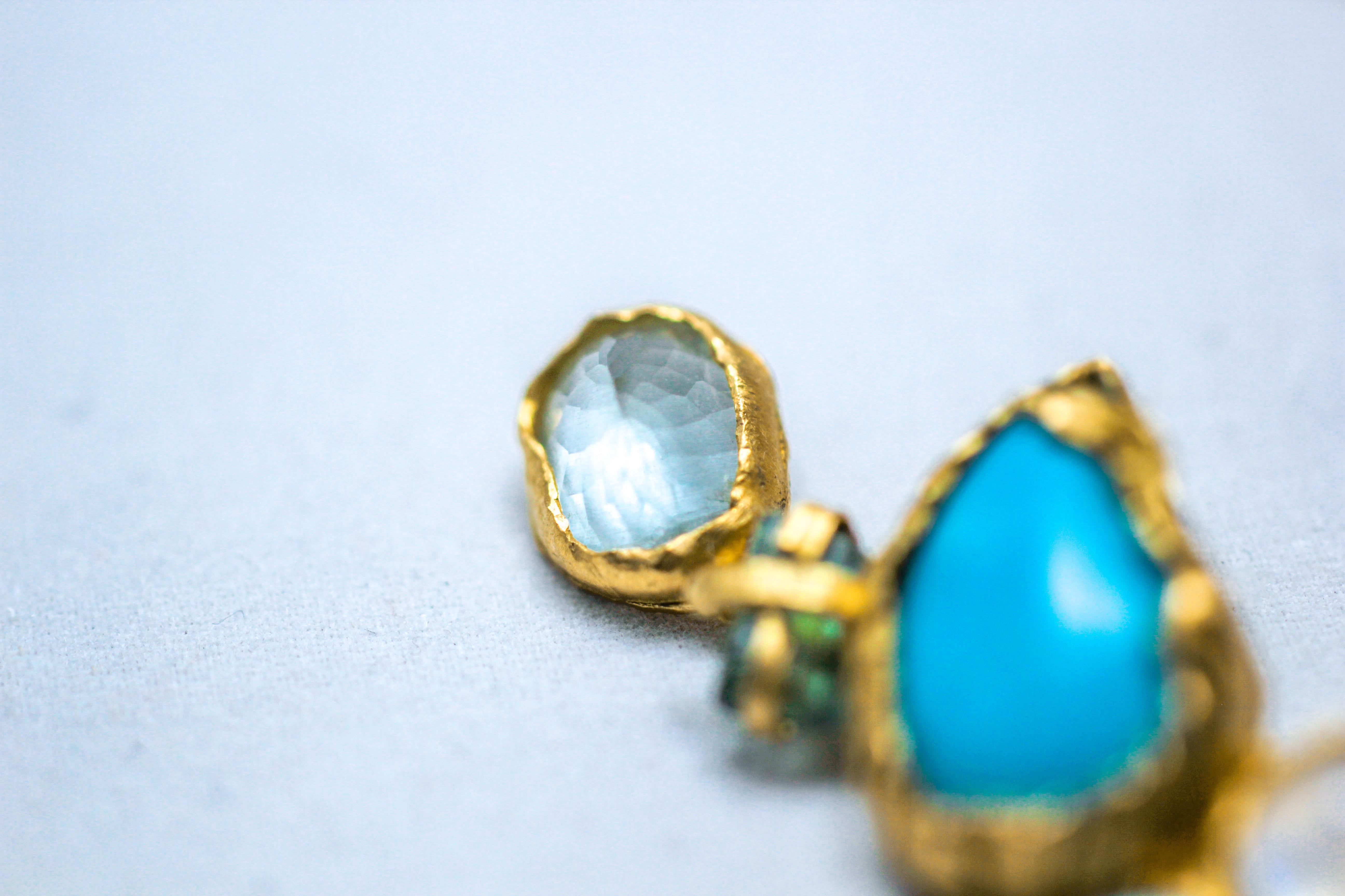 Pendants d'oreilles organiques faits main en or 22k-21k avec cristaux de tourmaline turquoise et tourmaline en vente 1