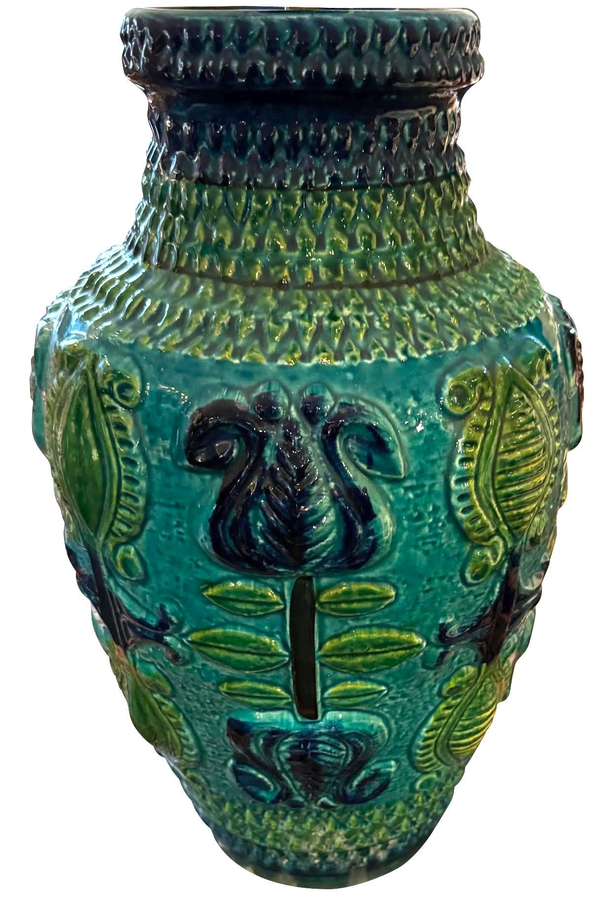 Mid century French  Lampe unique avec motif décoratif en relief de type tropical.
Turquoise avec des touches de vert vif.
Motif horizontal en relief à la base et au sommet de la base de la lampe.
L'abat-jour en lin belge neuf mesure 24