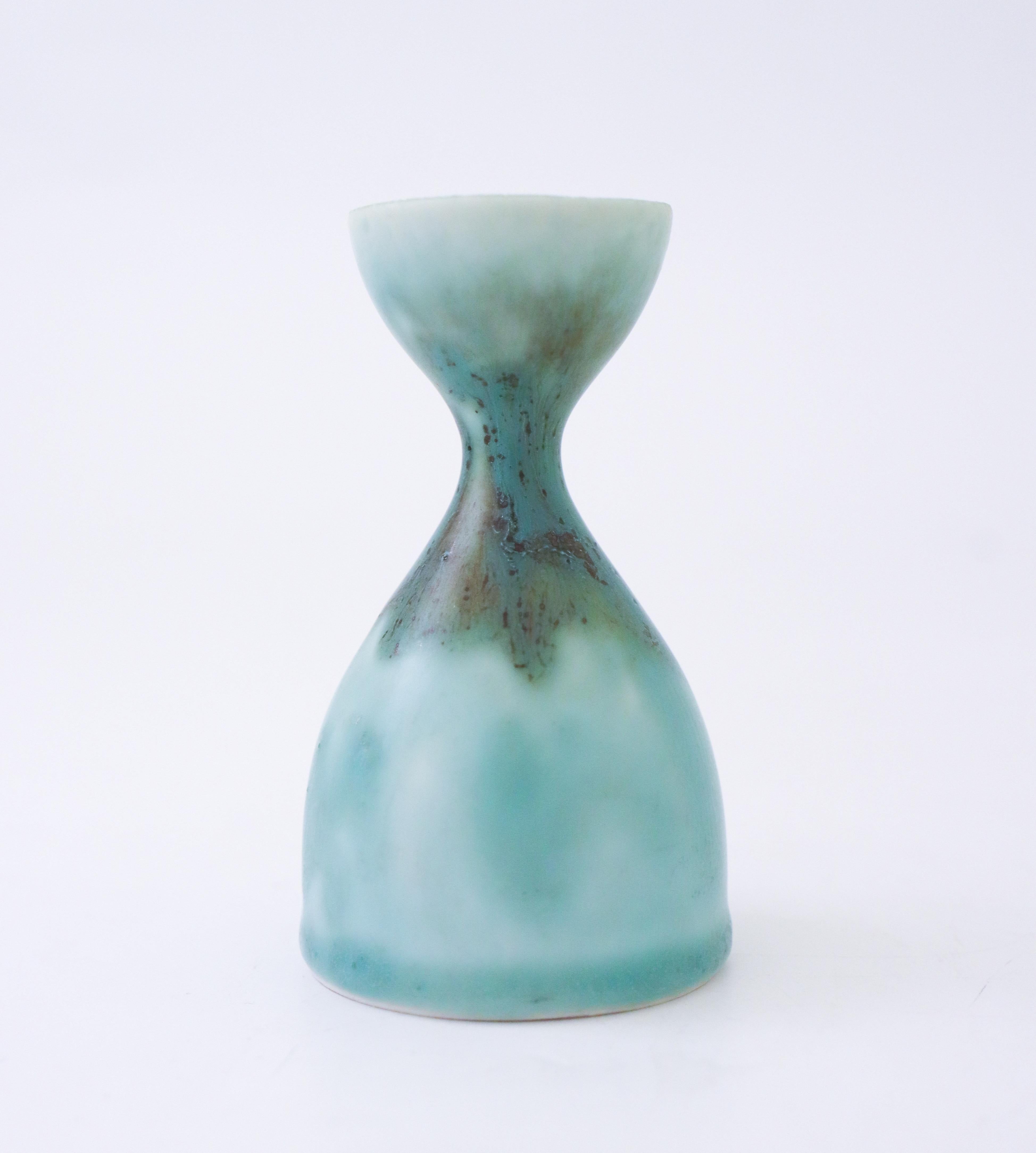 Un joli vase turquoise conçu par Carl-Harry Stålhane à Rörstrand, il mesure 9 cm (3,6