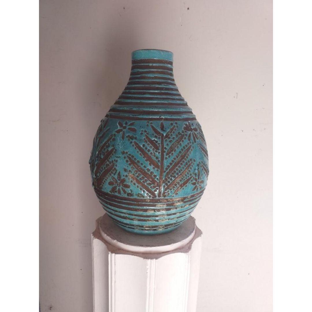 This black terracotta glazed turquoise vase was made by Jean Besnard in 1930.
This piece is decorated with a floral motifs.
Stamped signature intaglio.