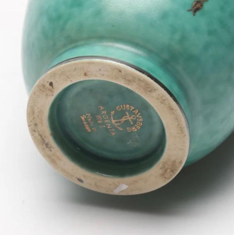 Türkisfarbene Vase mit goldenen Blumen von Wilhelm Kåge (Moderne) im Angebot