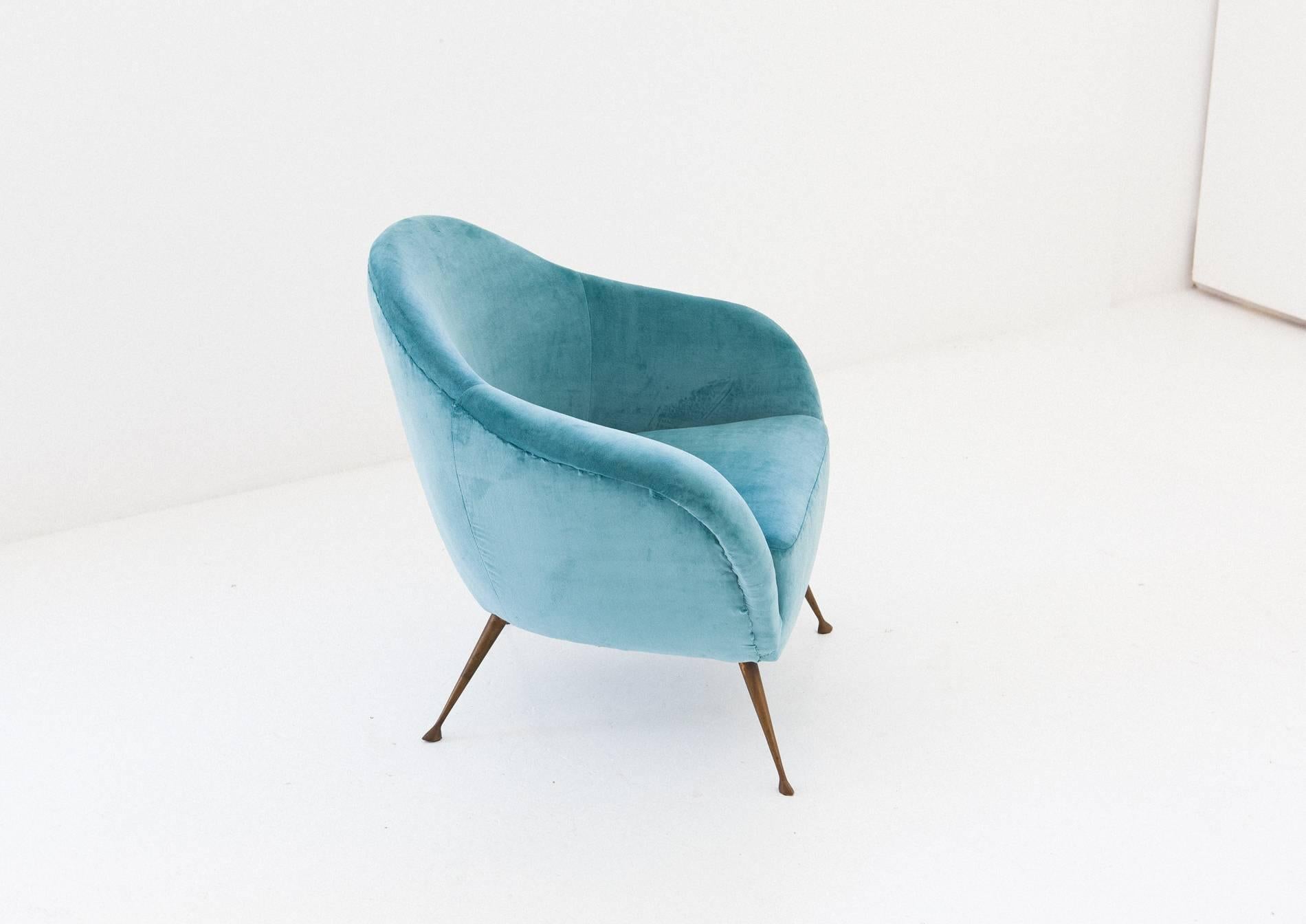 Italian armchair, designed and produced in 1950s.
This easy chair has been reupholstered with new velvet, also the padding is new. A turquoise that goes more 'towards the light blue that towards the green.
The legs are in solid brass with original