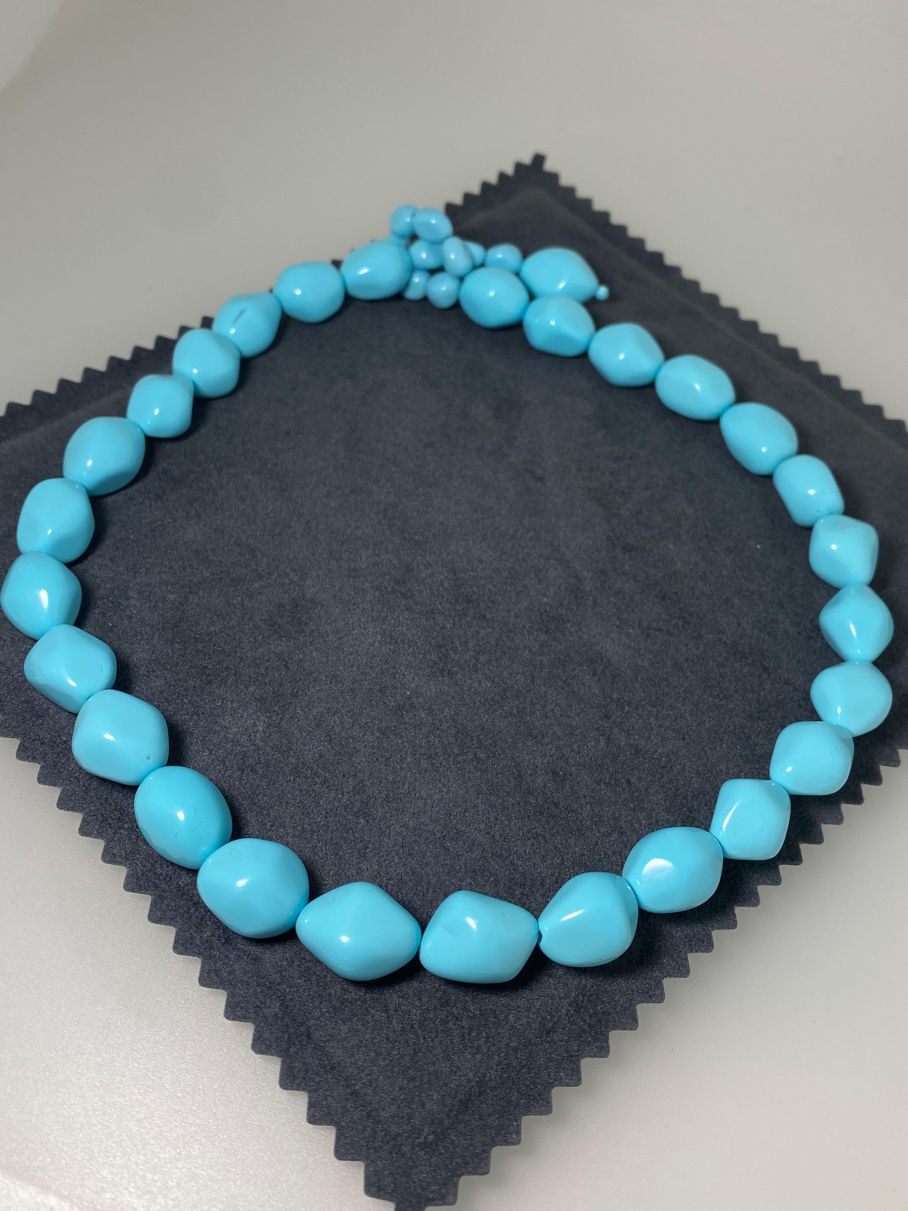 Turquoise Vintage Italian Necklace, 51cm long, Toggle Snake Turquoise Clasp. In Excellent Condition In MELBOURNE, AU
