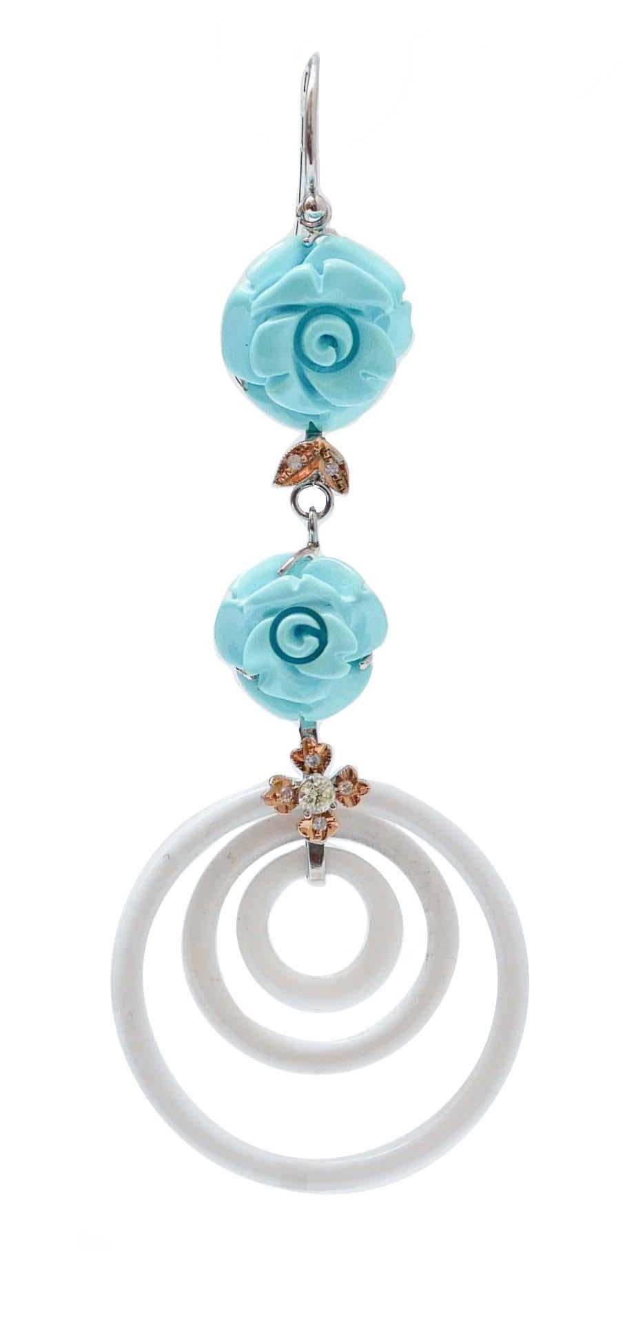 Orecchini pendenti in oro bianco 14 kt con struttura montata con fiori di pasta di turchese collegati da foglie in oro rosa tempestate di diamanti. Come ciondolo, cerchi di agata bianca.
Questi orecchini sono stati realizzati totalmente a mano da
