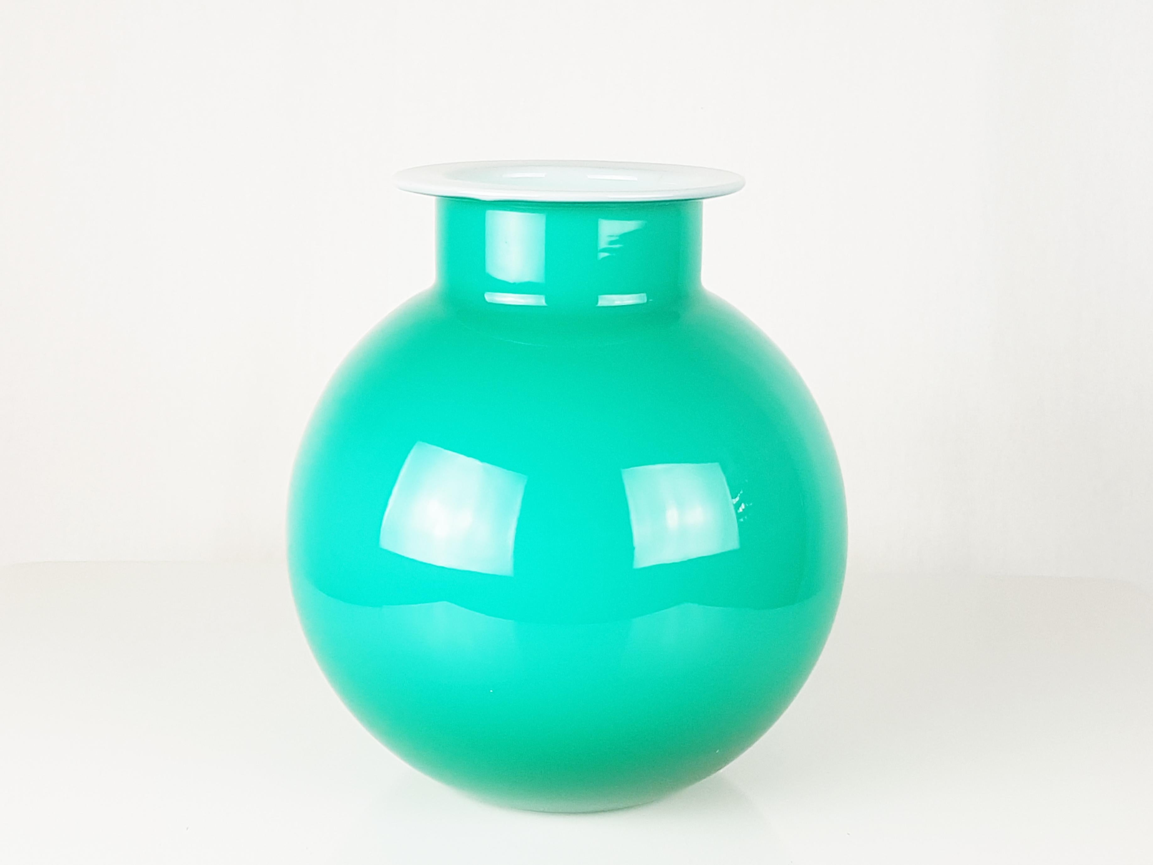 Turquoise & White incamiciato glass 1980s vase by Cristallerie Galbiati, Milano In Good Condition For Sale In Varese, Lombardia