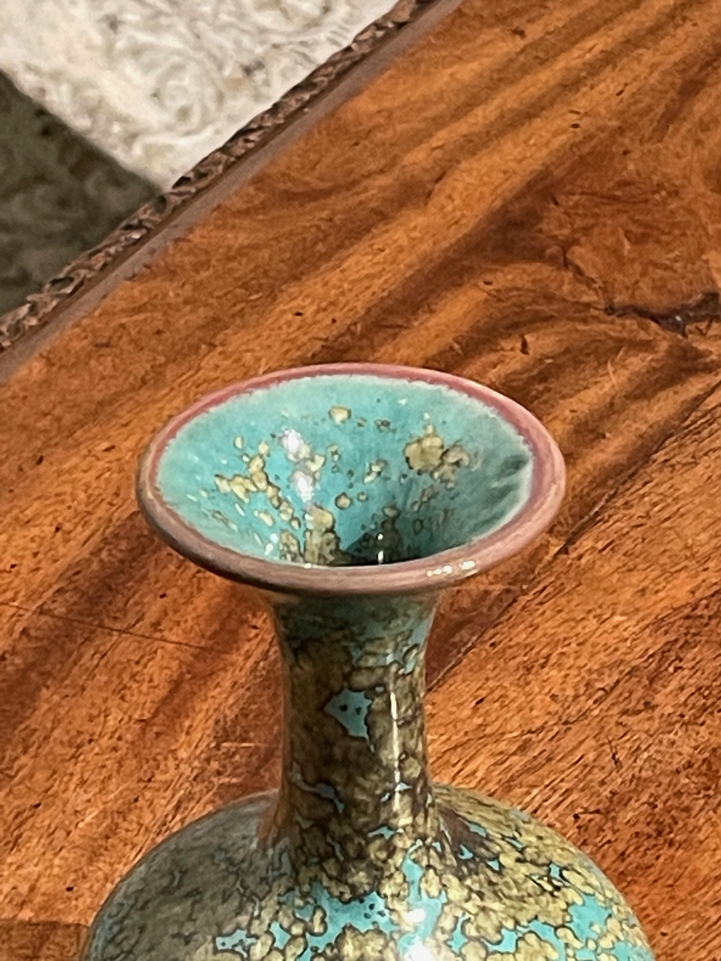 Chinois Vase de forme classique en turquoise avec glaçure mouchetée d'or, Chine, contemporain en vente