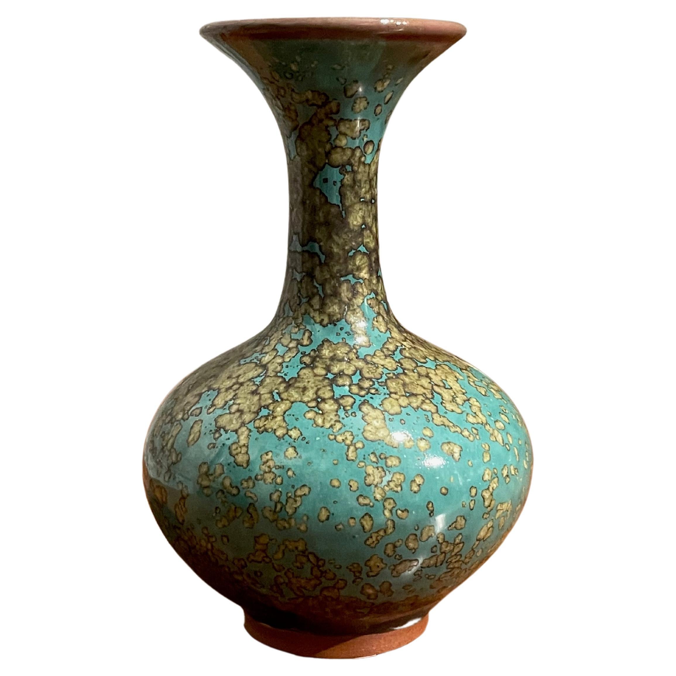 Vase de forme classique en turquoise avec glaçure mouchetée d'or, Chine, contemporain en vente