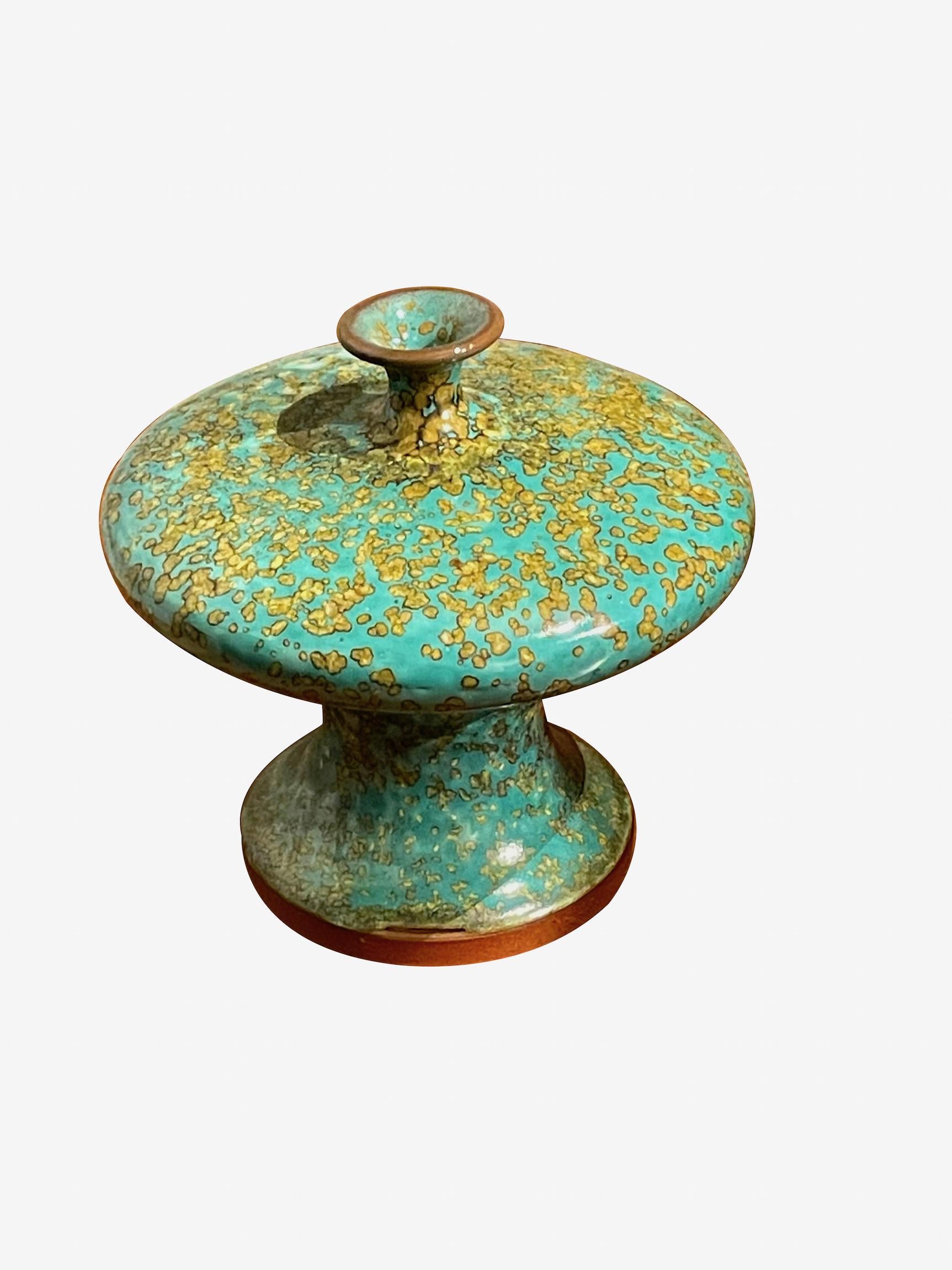 Vase contemporain chinois à glaçure turquoise et mouchetée d'or.
Dessus en forme de soucoupe avec petit bec.
Une pièce parmi d'autres d'une grande collection.