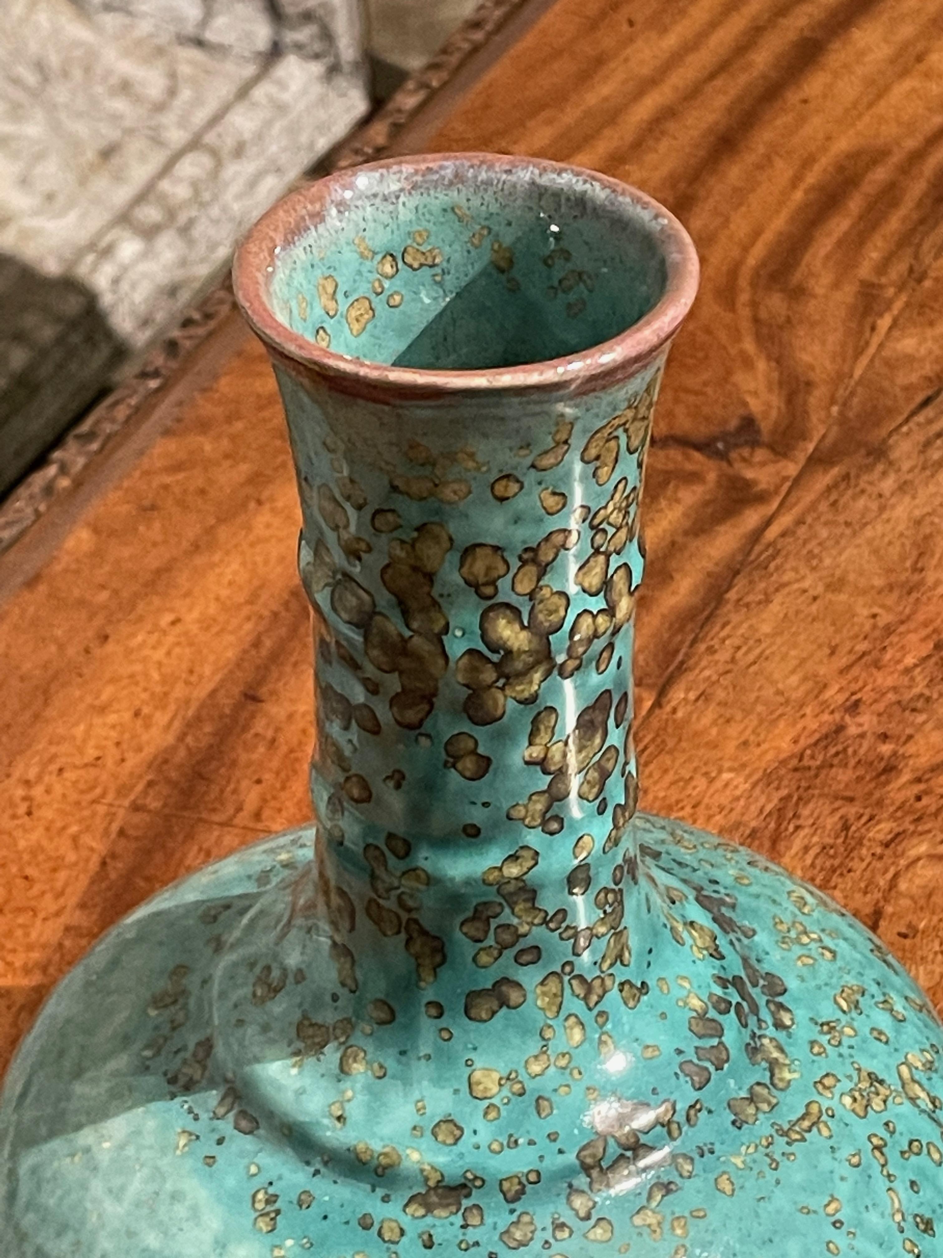 Vase contemporain chinois à glaçure turquoise et mouchetée d'or.
Design/One.
Une pièce parmi d'autres d'une grande collection.