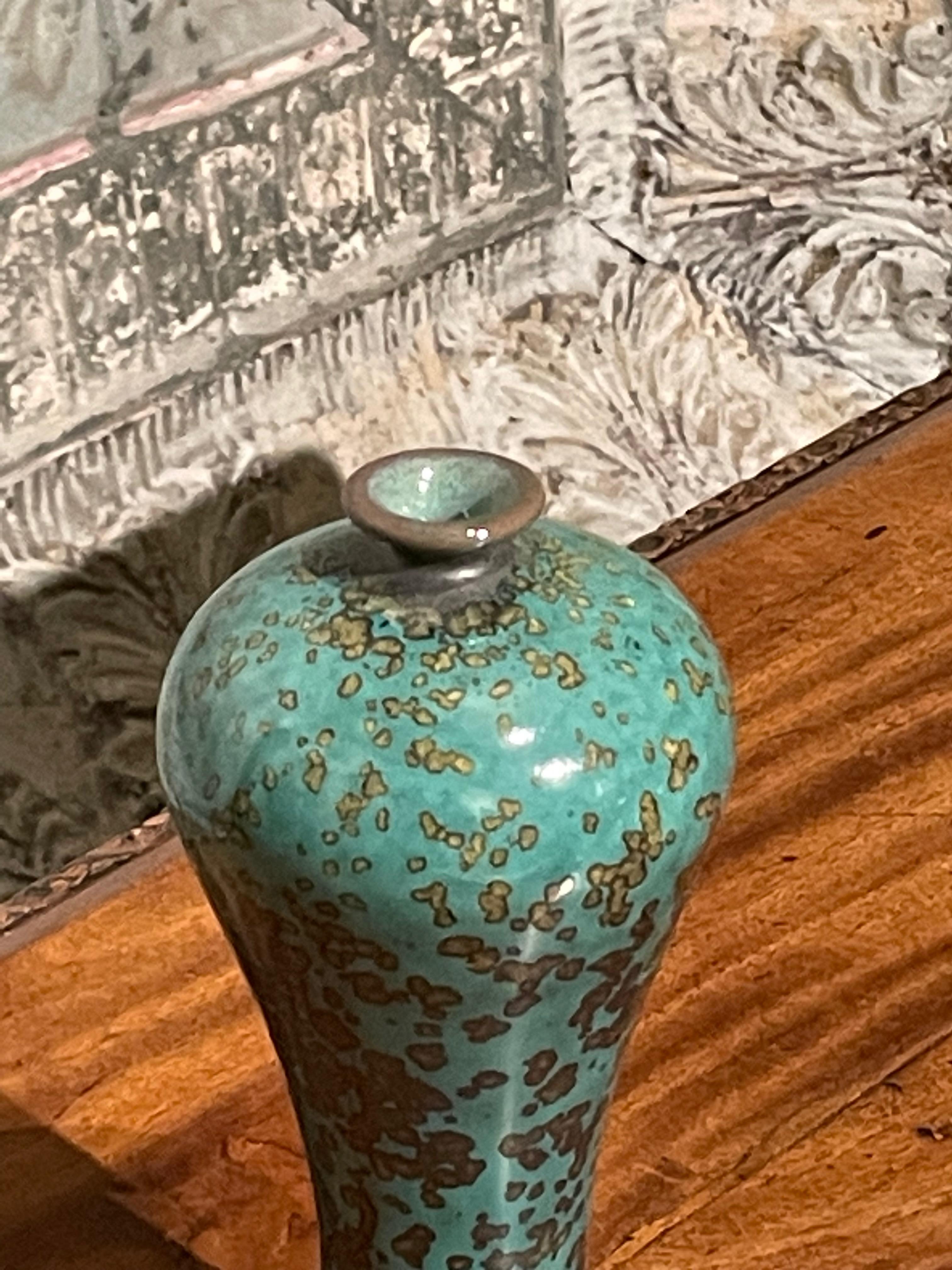 Contemporary Chinese turquoise with gold speckled glaze vase.
Small spout and tulip shaped.
One of several pieces from a large collection.
ARRIVING MARCH