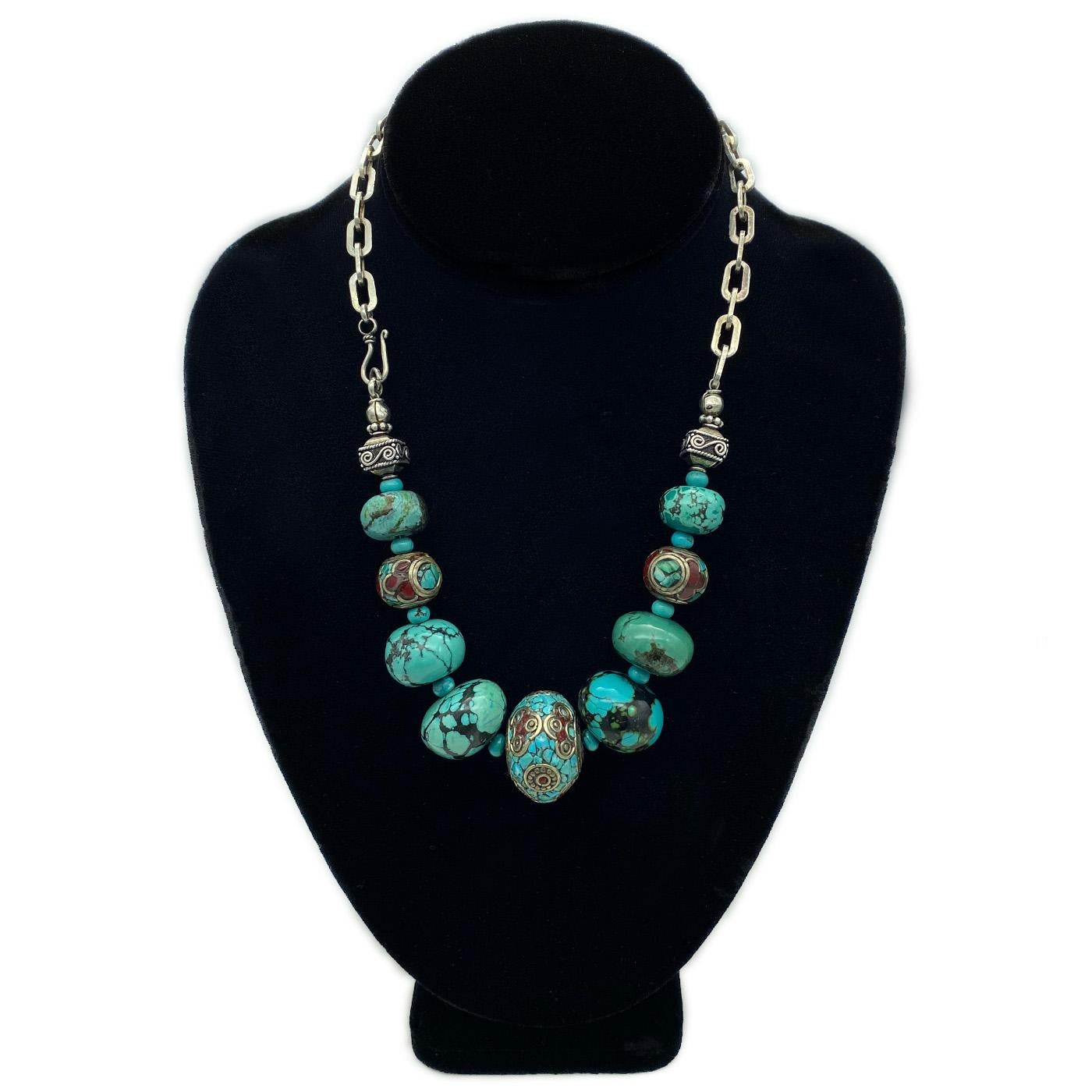 Questa collana è stata creata con perline cinesi di turchese fino a 24 mm e perline tibetane fatte a mano con turchese, smalto e metallo, compreso un centrotavola di 28 mm della mia collezione. Sono collegati da una pesante catena in argento