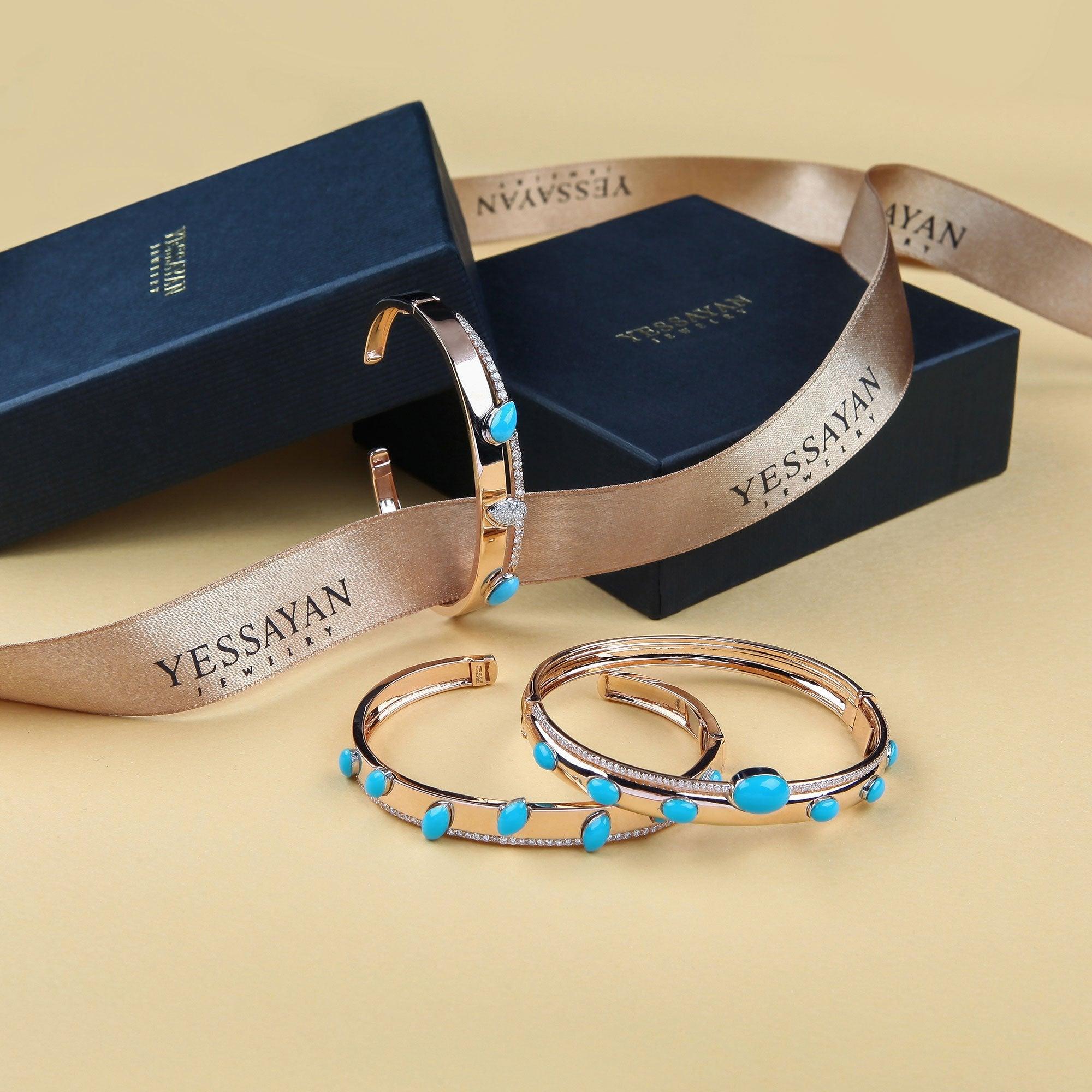 Taille ronde Bracelet manchette en or jaune turquoise et diamant 0,42 carat, taille moyenne en vente