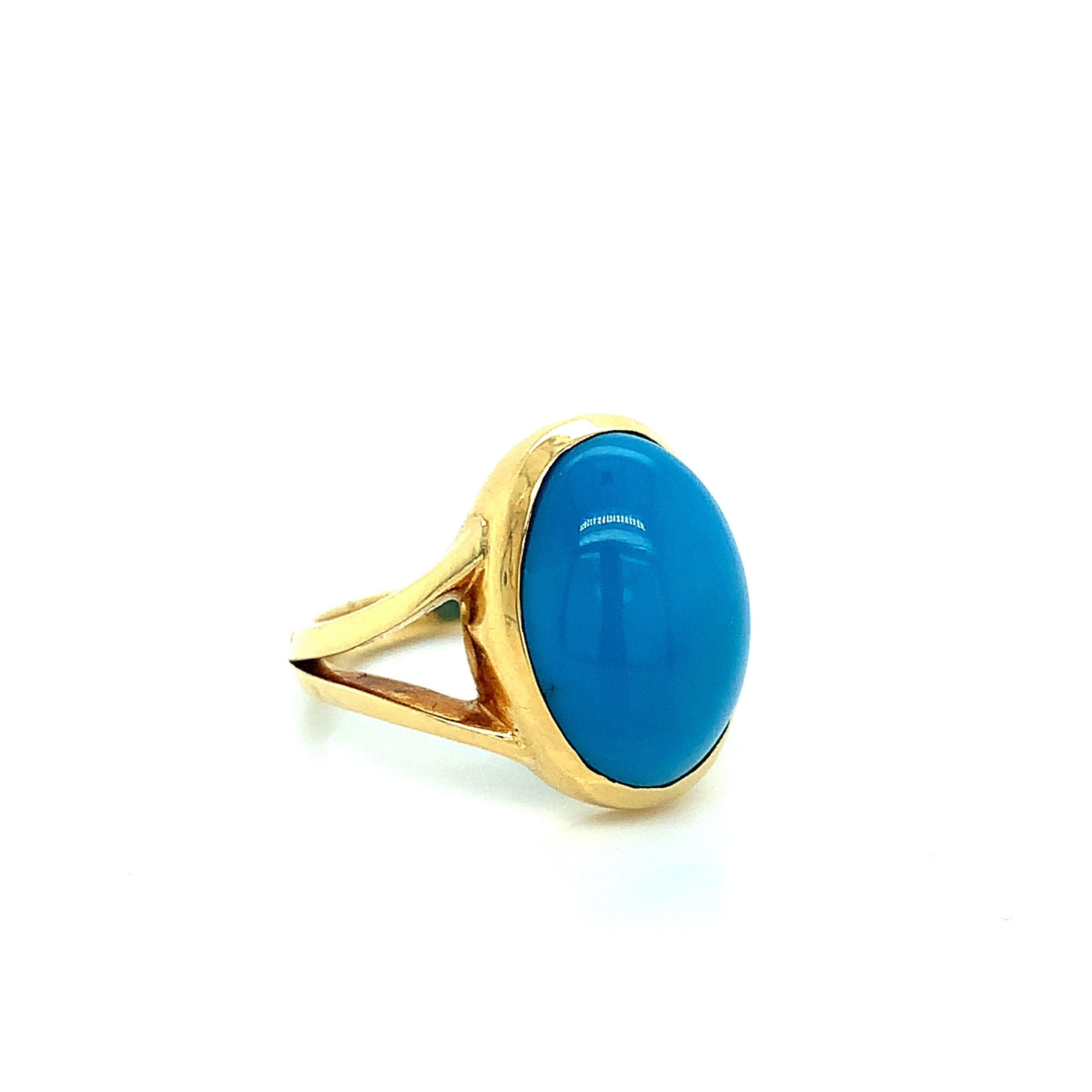 An 18 karat yellow gold band with a turquoise stone. Marked 750. Stone measurements: width 1.1 cm, length 1.6 cm. Total weight: 8.6 grams. Size 7. 