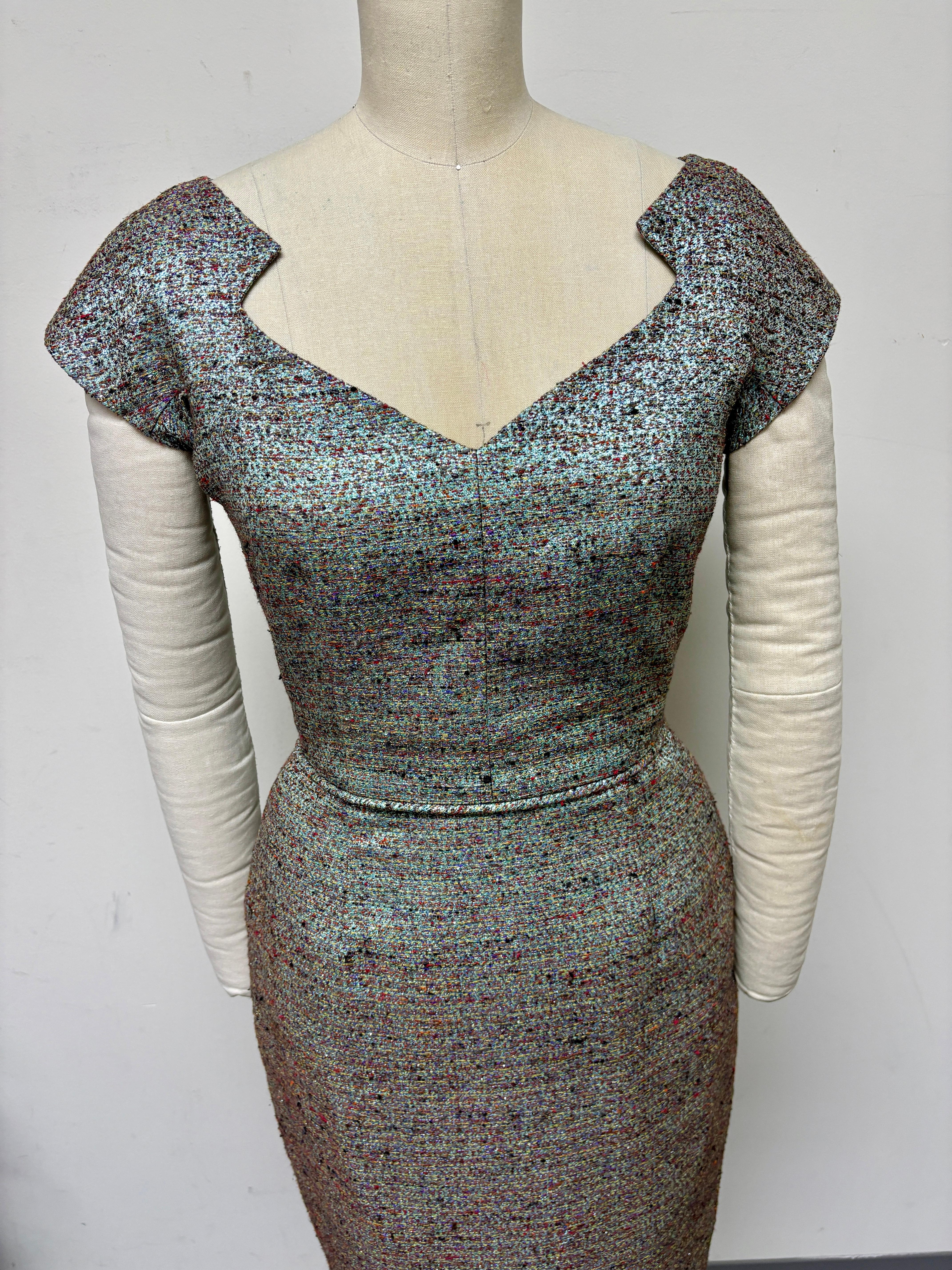 Vestido slim de manga raglán zigzag turquesa en brocado francés tejido en Excelente estado para la venta en Los Angeles, CA
