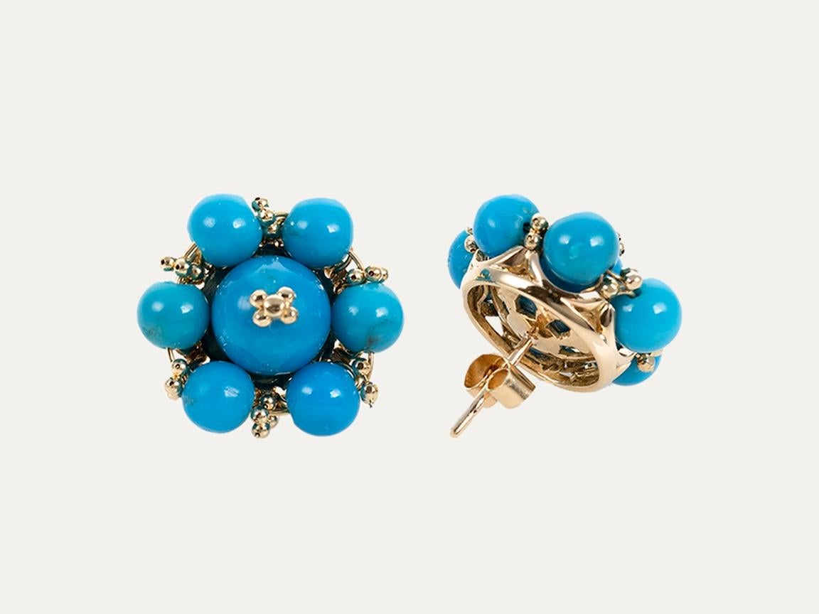 
18kt – 750‰ yellow gold with 2 larger round turquoises in the center surrounded by 12 smaller round turquoises forming a flower.  Butterfly spring system with spikes.
