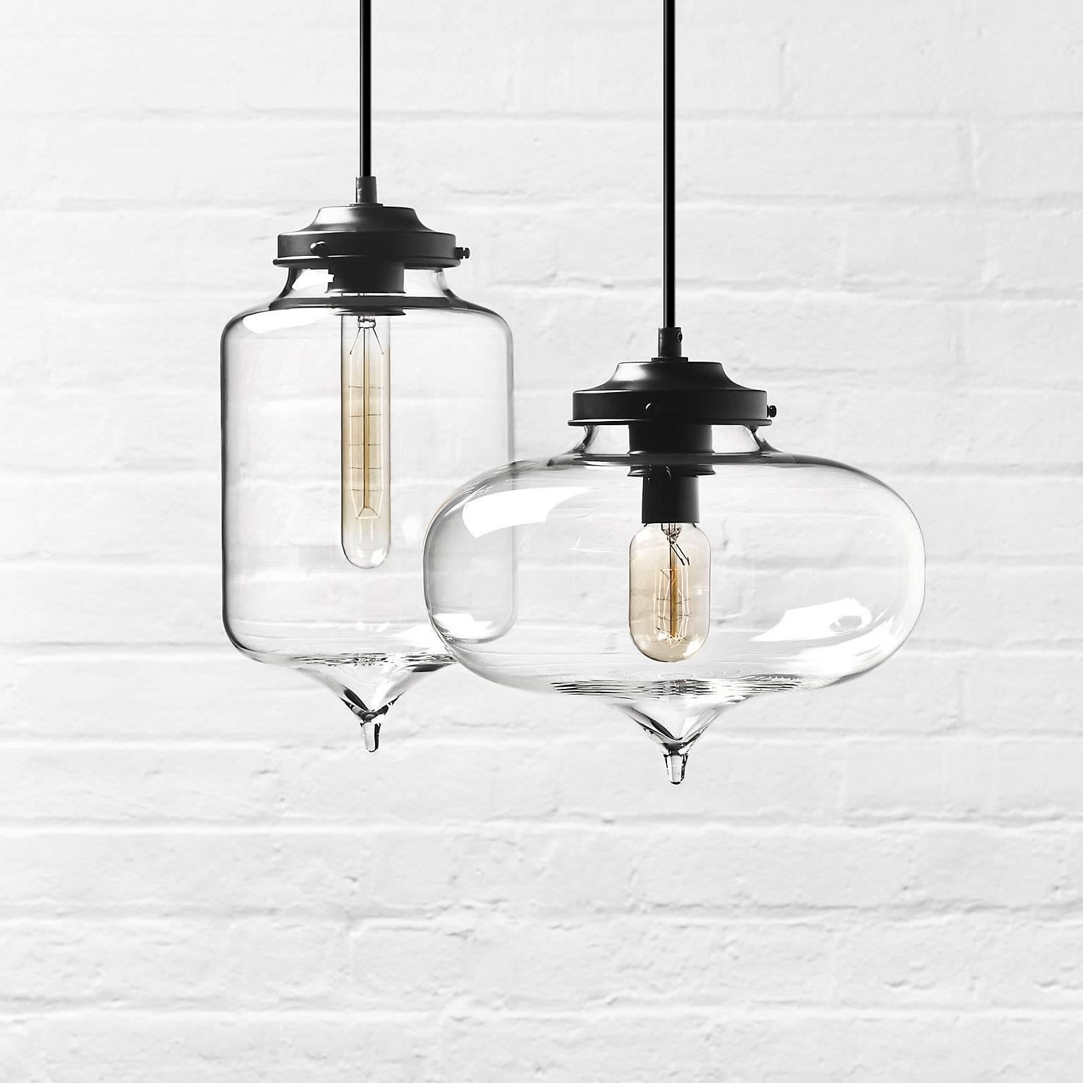 Moderne Lampe à suspension moderne en cristal soufflé à la main en forme de tourelle, fabriquée aux États-Unis en vente