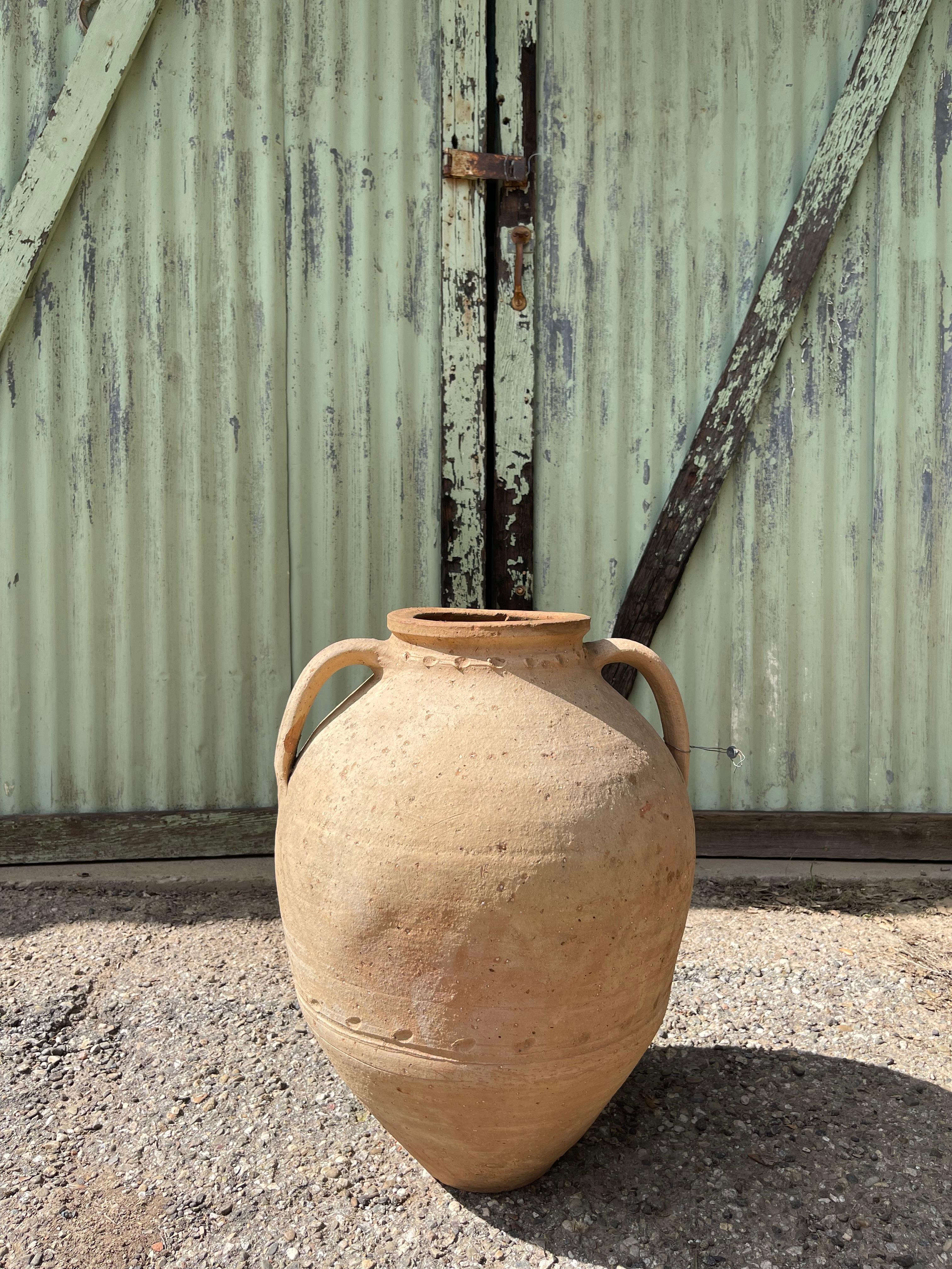 Questo vaso di medie dimensioni è stato probabilmente utilizzato per mettere in salamoia e conservare il cibo da generazioni di famiglie del Levante. L'arte della salamoia è una tradizione molto sentita nelle case turche, praticata nei mesi estivi e