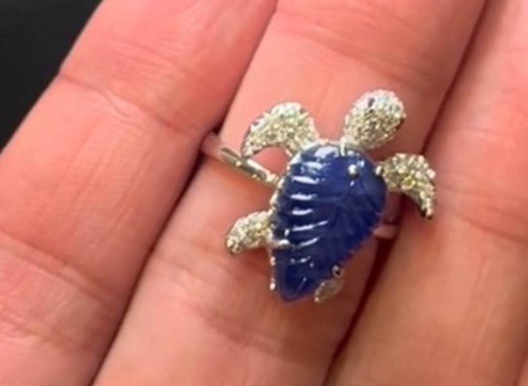 Taglio misto Anello con animale tartaruga, zaffiro blu, diamante bianco e rubino in oro bianco 18 carati in vendita