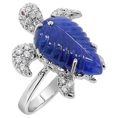 Anello con animale tartaruga, zaffiro blu, diamante bianco e rubino in oro bianco 18 carati