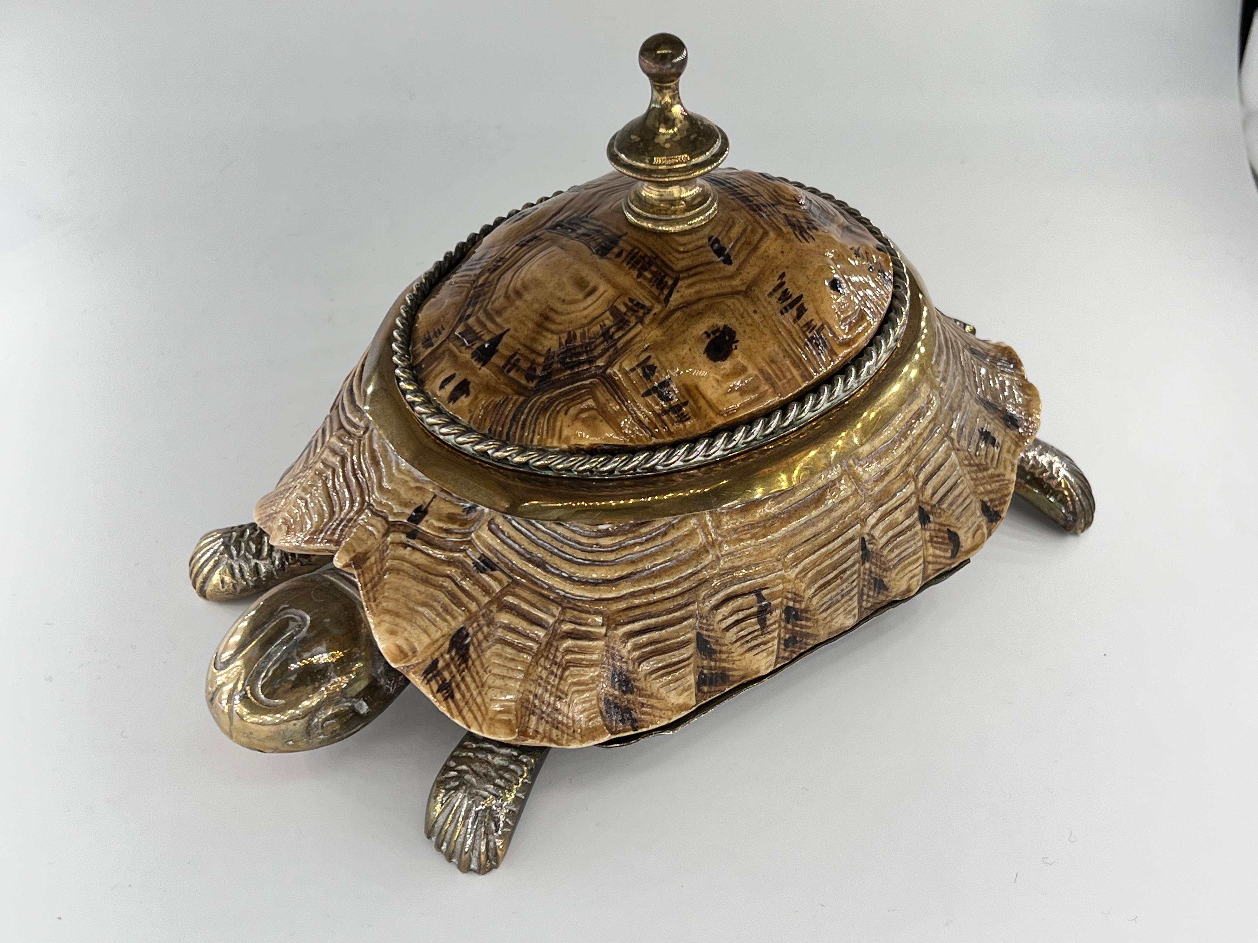 Turtle box in brass and Turtle shell.
France circa 1970
W. 20 cm, D. 14 cm, H. 12,5 cm
