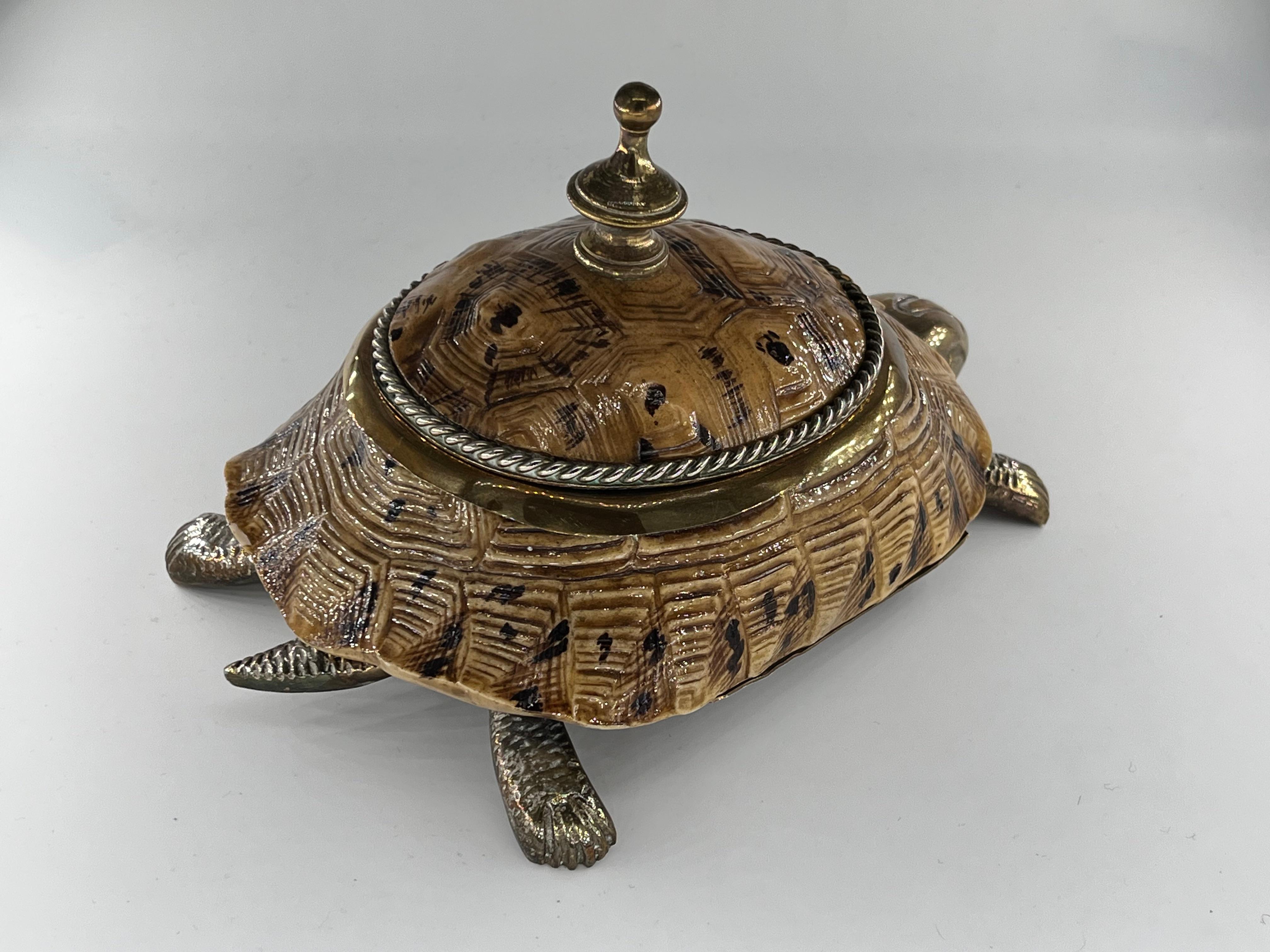 Turtle box in brass and turtle shell - France circa 1970 In Good Condition For Sale In Saint-Ouen, FR