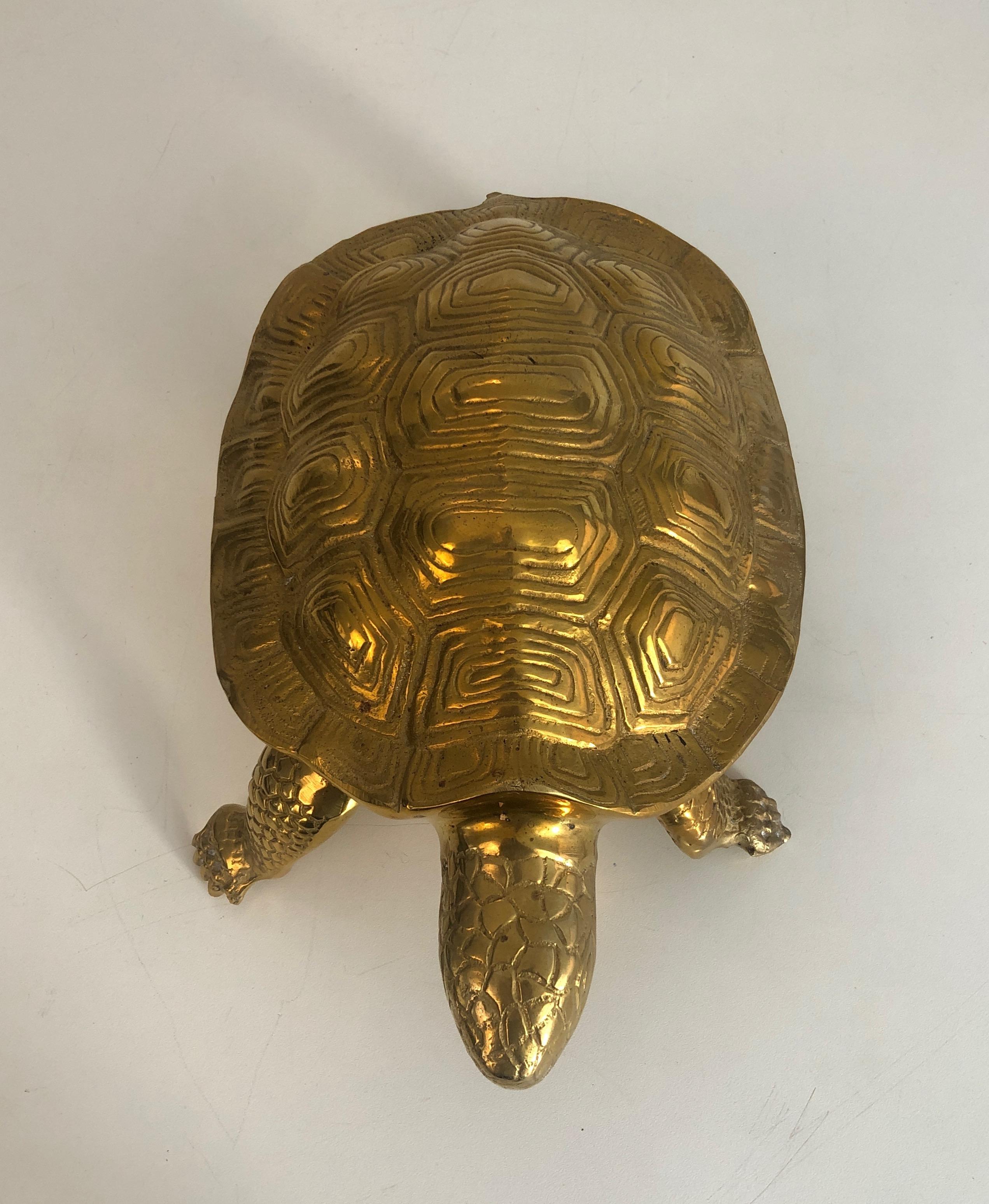 Cette jolie sculpture de tortue est fabriquée en laiton. Il s'agit d'une œuvre française, datant d'environ 1970.