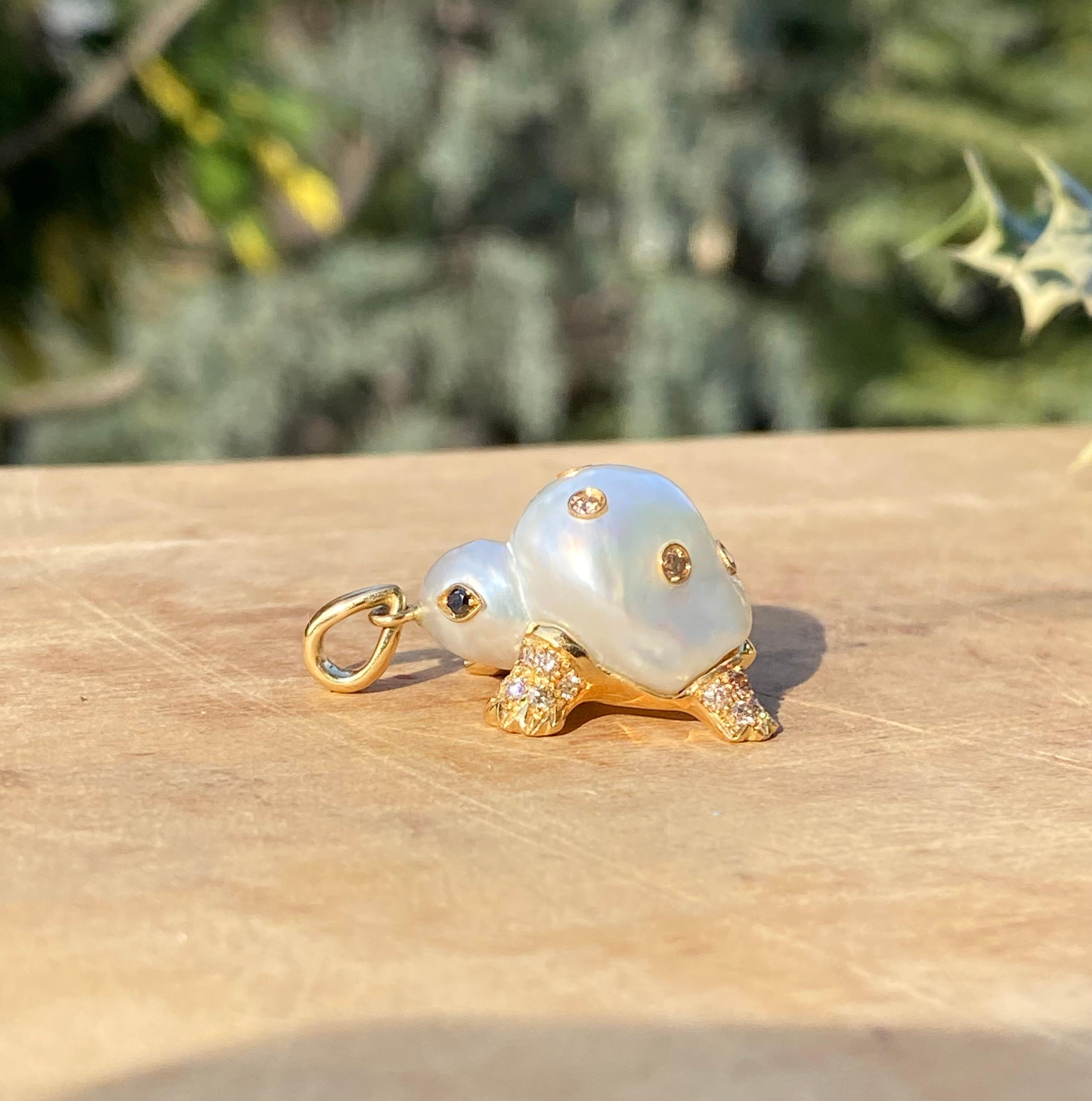 Taglio rotondo Ciondolo/collana in oro con perle australiane Turtle Brown Black Diamond 18 Karat in vendita