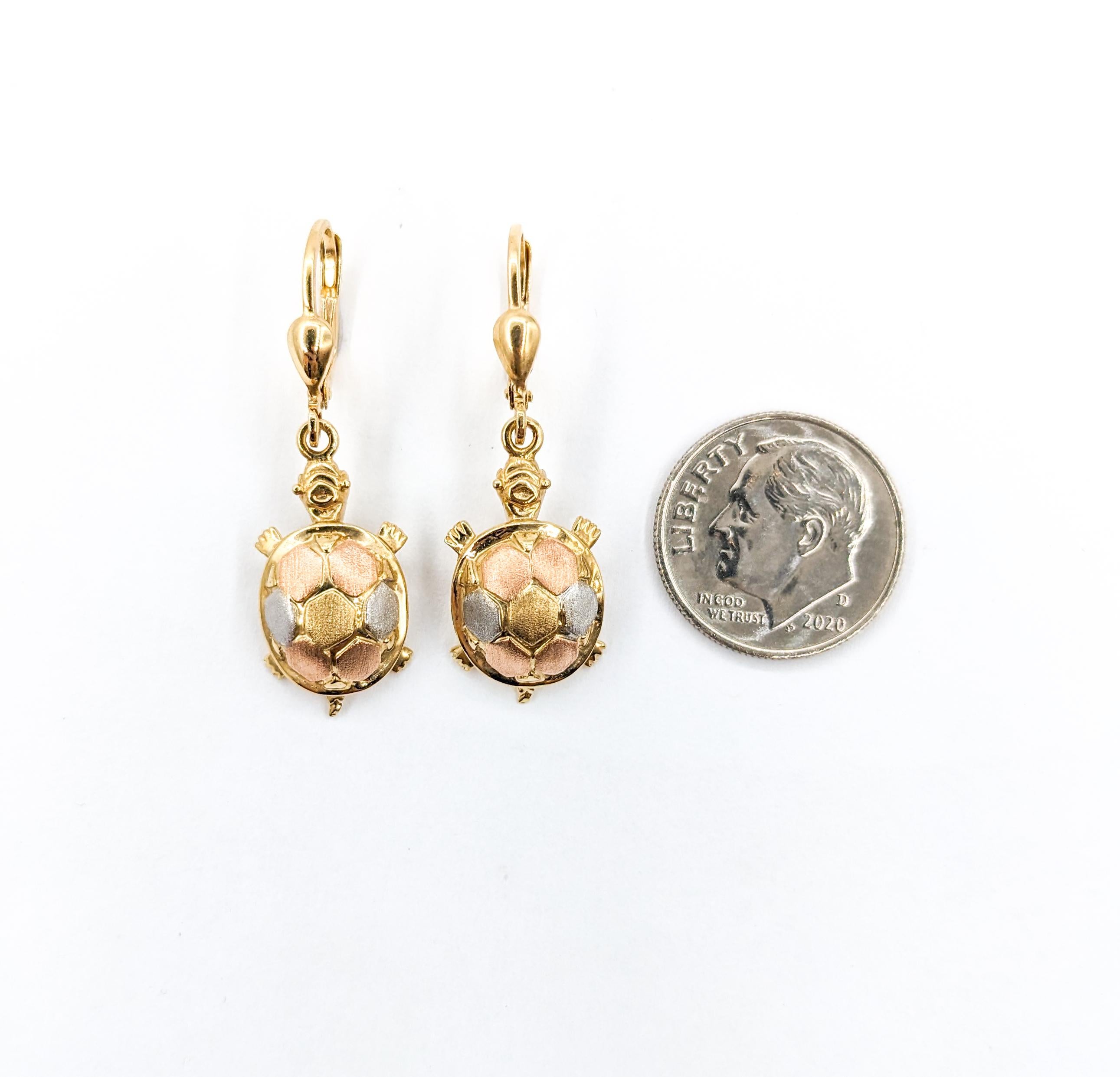 Moderne Boucles d'oreilles pendantes tortue en or tricolore en vente