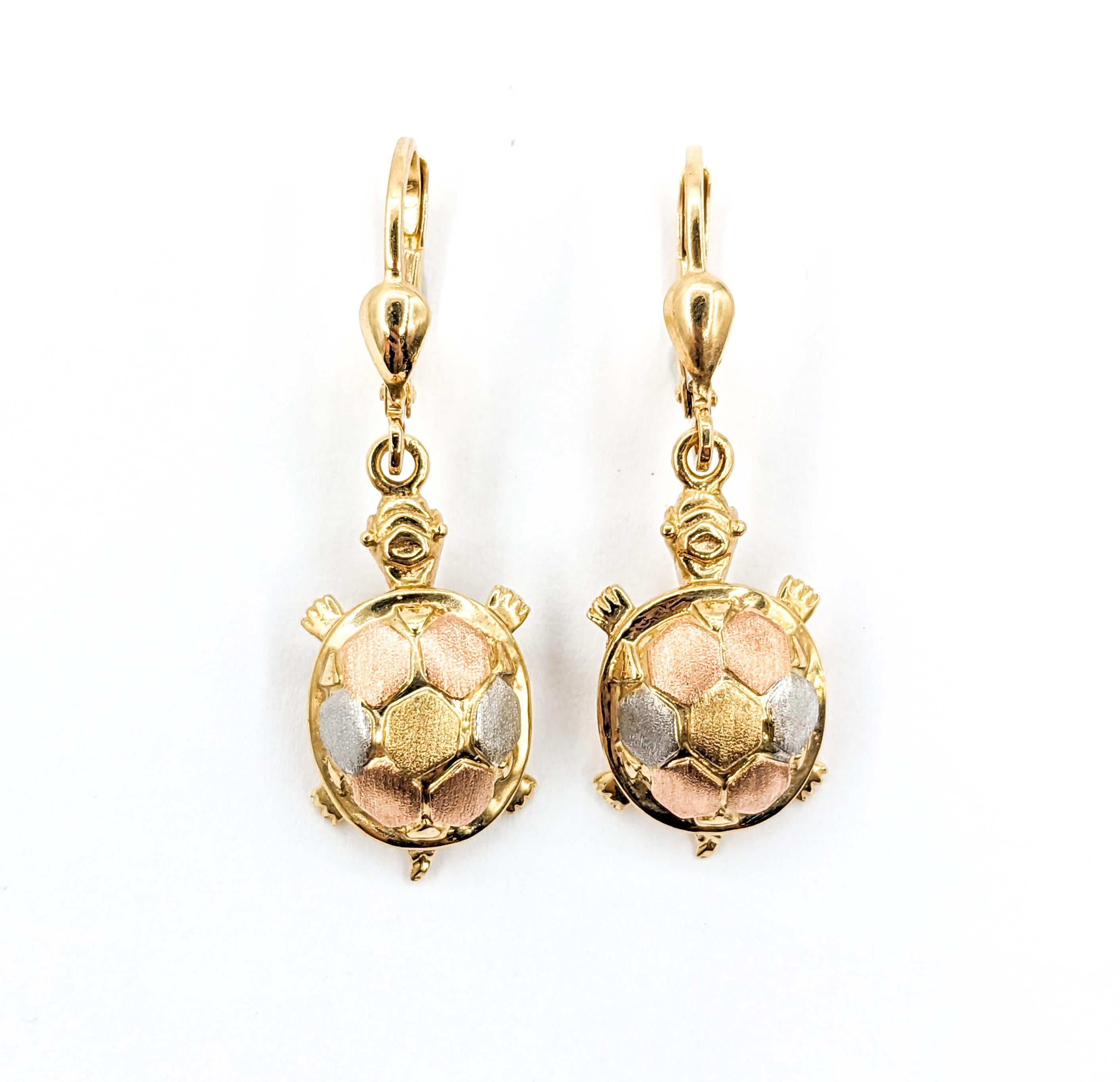 Turtle Dangle Earrings in Tri-Color Gold In Excellent Condition For Sale In Bloomington, MN