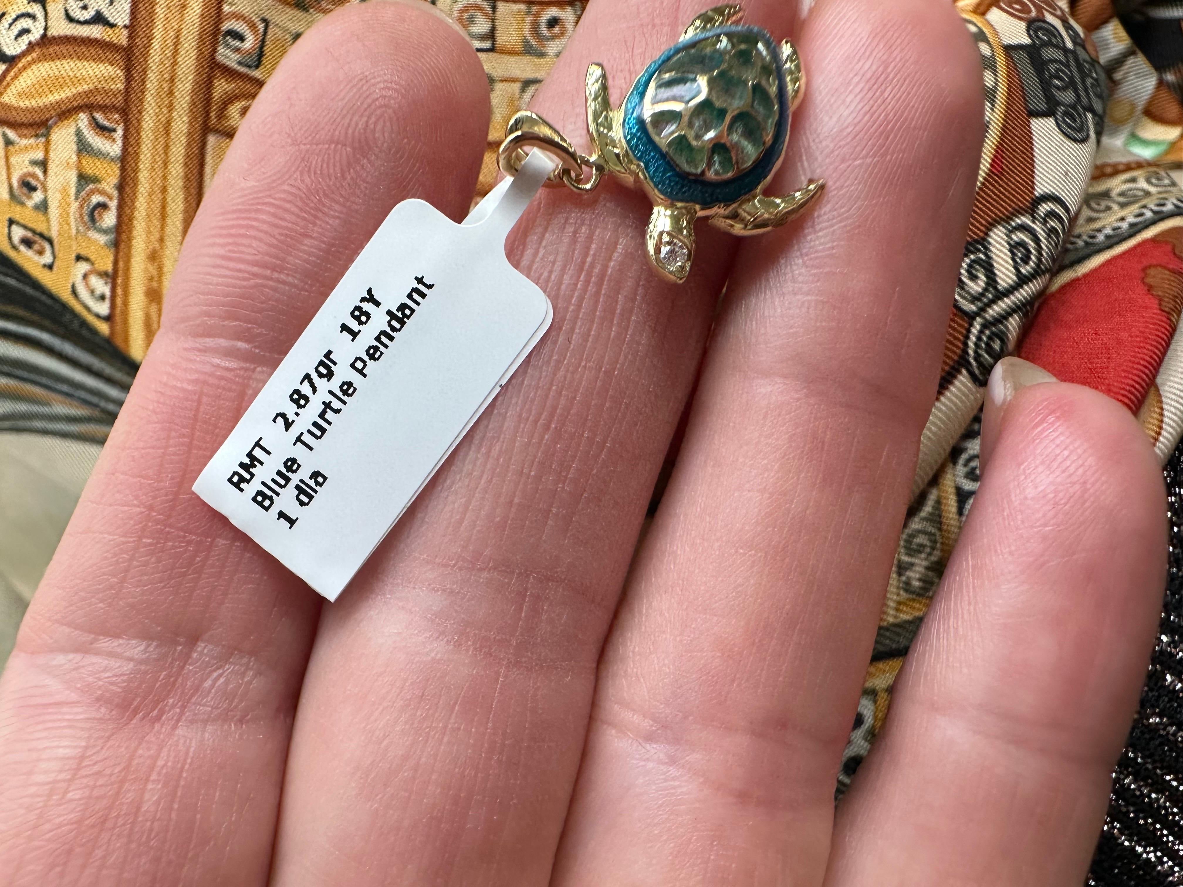 Taglio rotondo Collana con ciondolo Turtle Diamond e smalto in oro massiccio 18KT in vendita