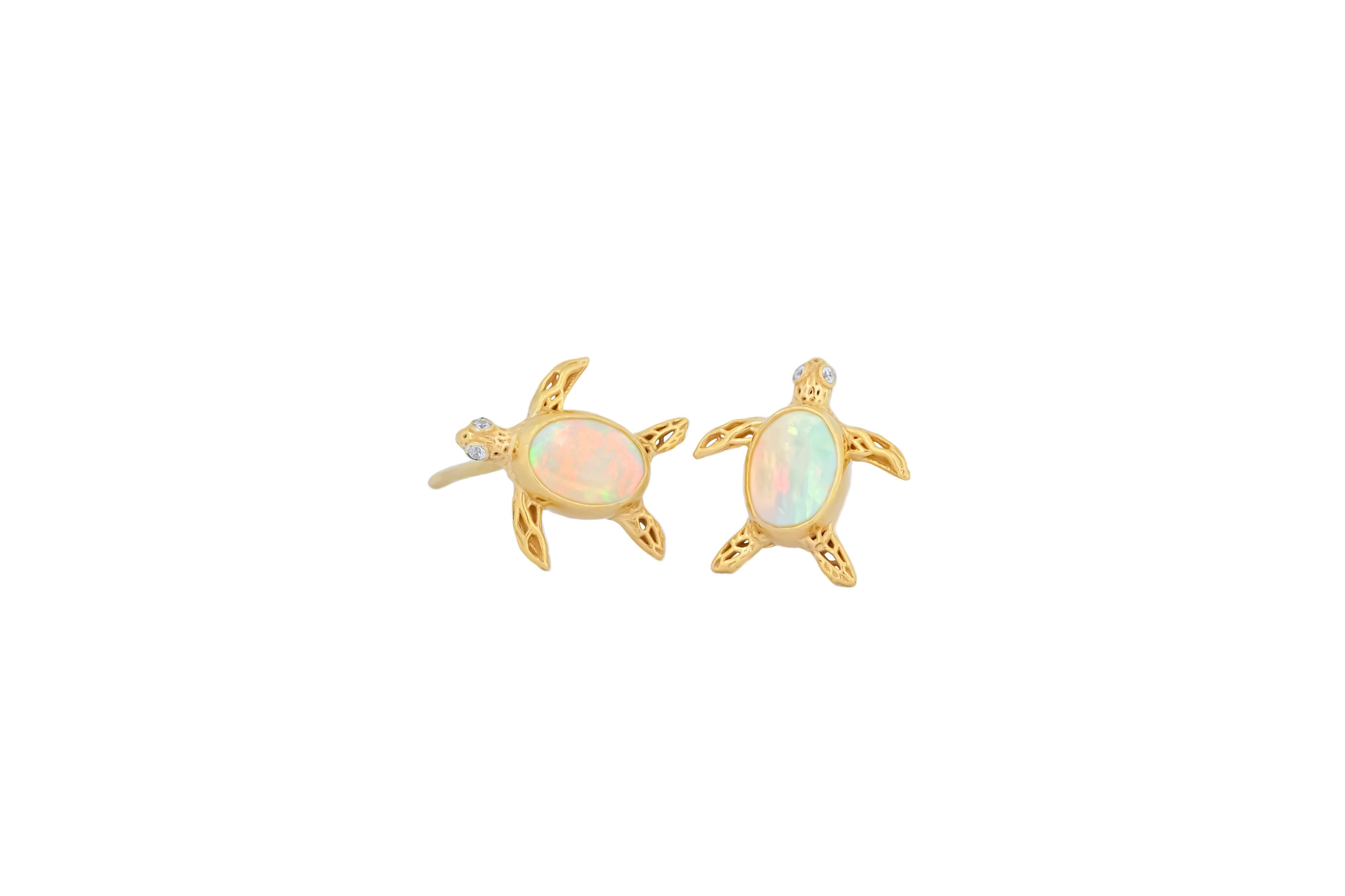 Turtle earrings studs with opals in 14k gold. In New Condition For Sale In Istanbul, TR