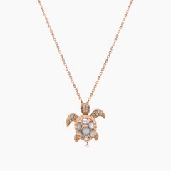 Collana con ciondolo Turtle Fancy Diamond Ruby e perla bianca in oro giallo 18 carati