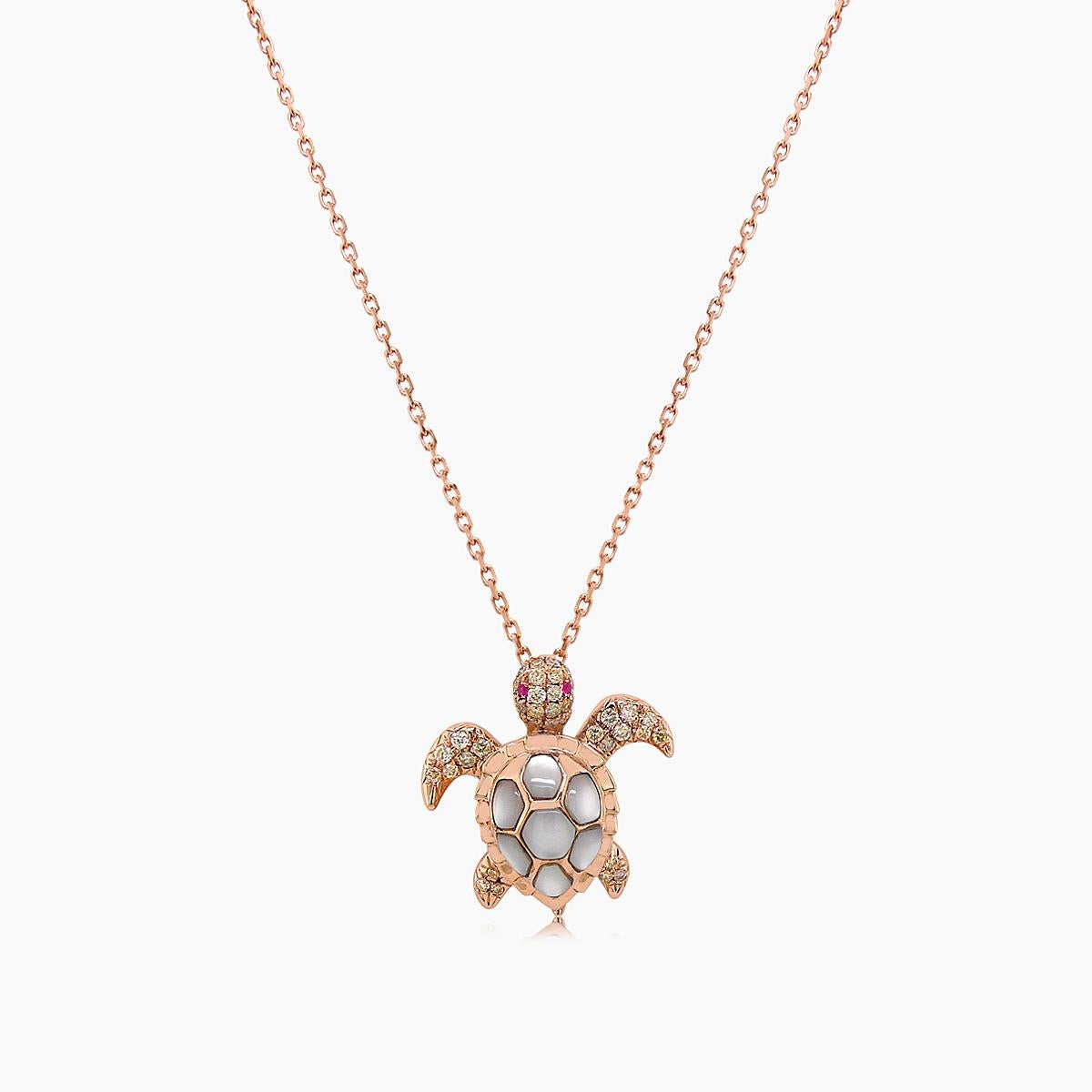 Taglio misto Collana con ciondolo Turtle Fancy Diamond Ruby e perla bianca in oro giallo 18 carati in vendita