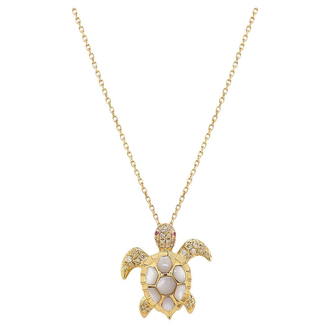Collana con ciondolo Turtle Fancy Diamond Ruby e perla bianca in oro giallo 18 carati