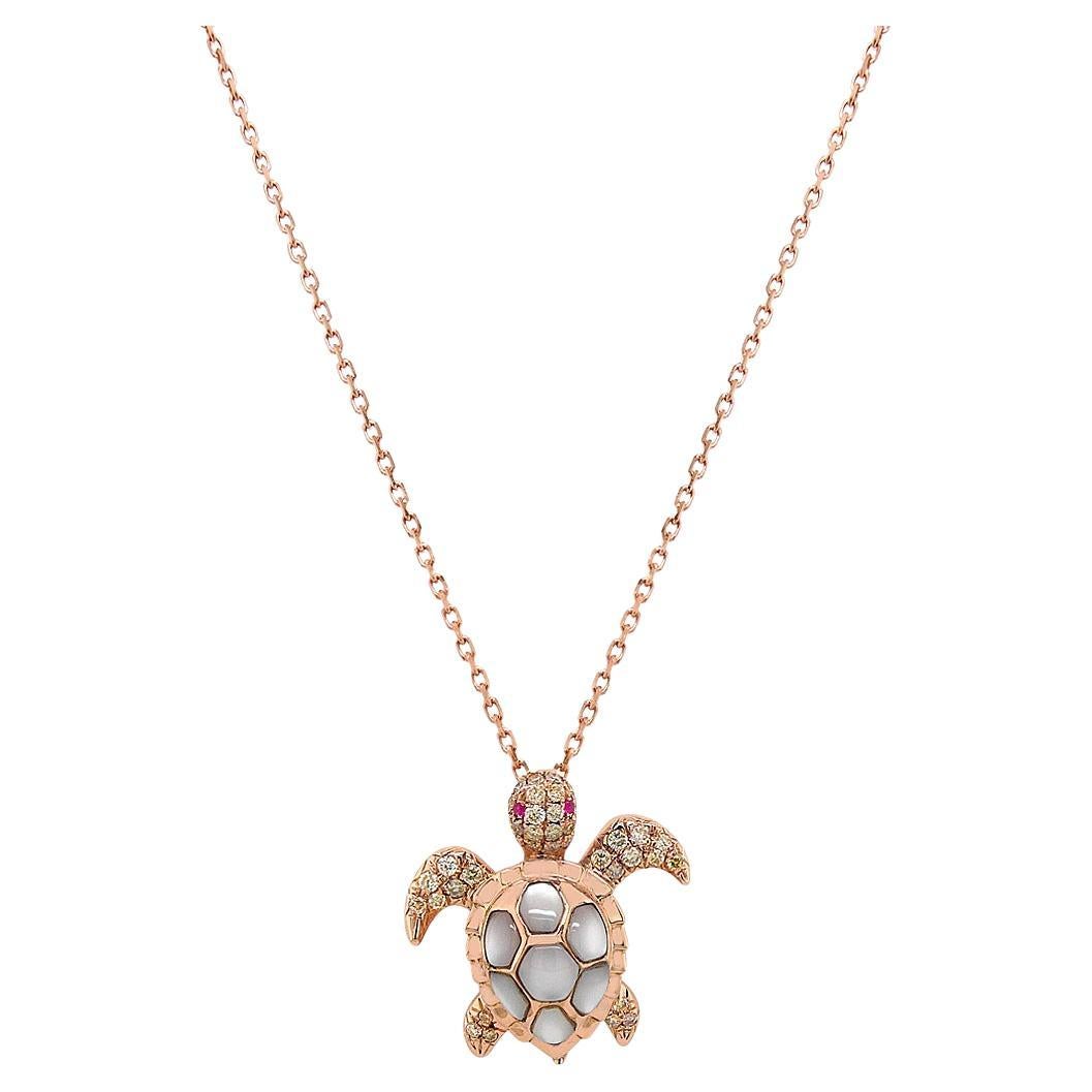 Collana con ciondolo Turtle Fancy Diamond Ruby e perla bianca in oro giallo 18 carati in vendita