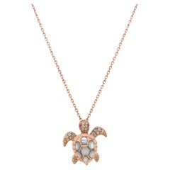 Collana con ciondolo Turtle Fancy Diamond Ruby e perla bianca in oro giallo 18 carati