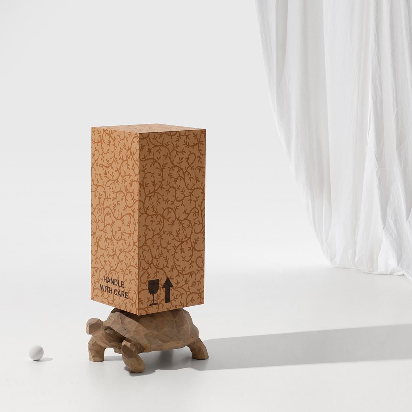 Parte de la Colección Wooderkammer, producida en una edición limitada de sólo ocho ejemplares, esta escultura-armario poco convencional es una pieza que llama la atención, compuesta por dos elementos contrastados. La tortuga está totalmente tallada