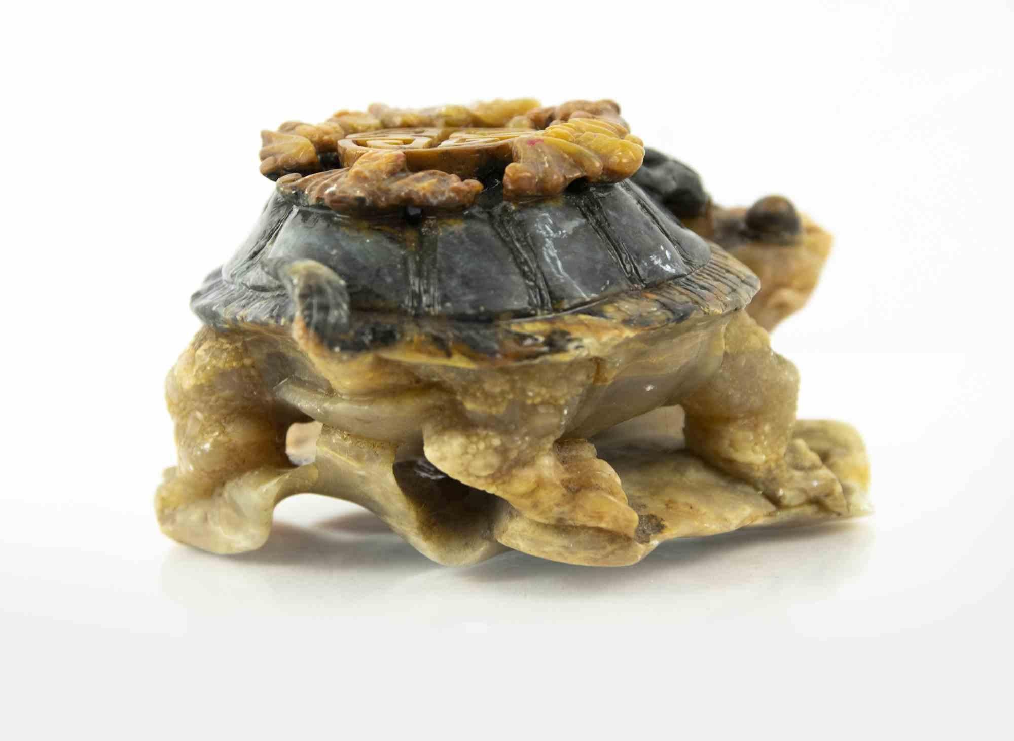 Turtle paperweight is a decorative object realized in the mid-20th Century.

A decorative glass paperweight.