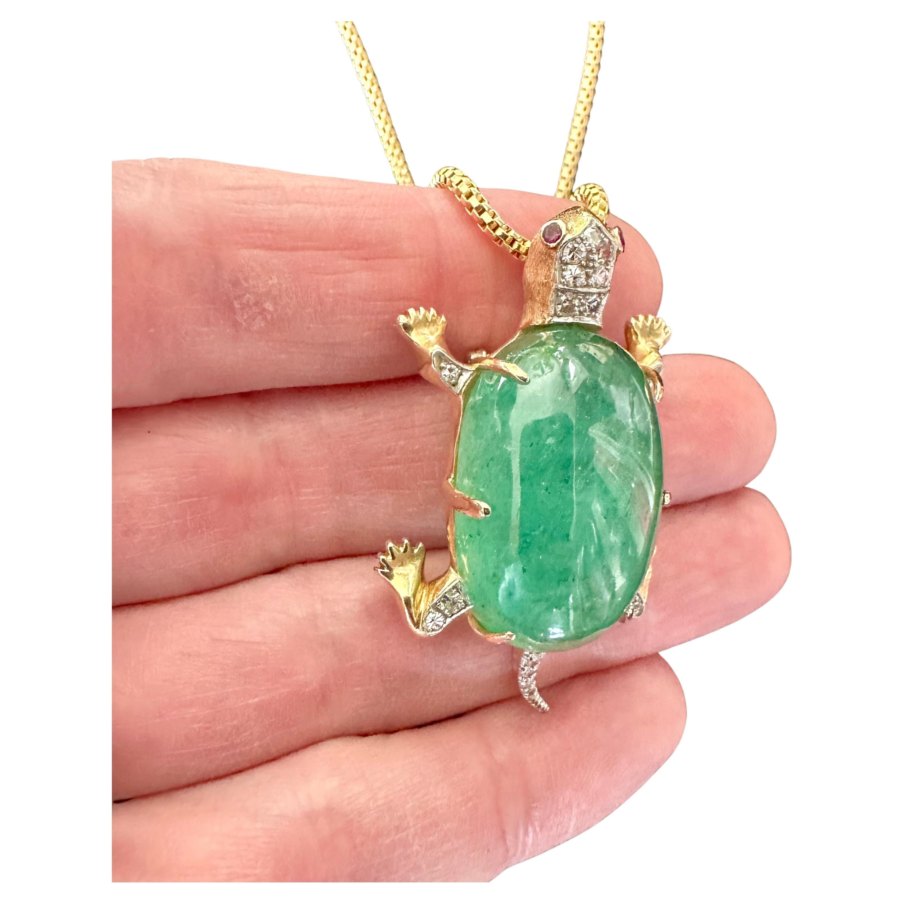 Collier pendentif tortue avec diamant émeraude verte et or jaune 14 carats 